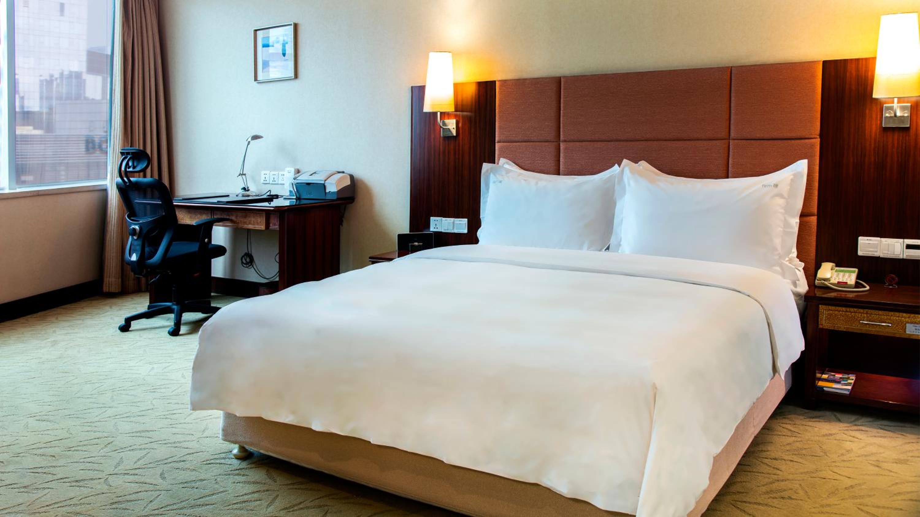 Standard King Room with Lounge Access