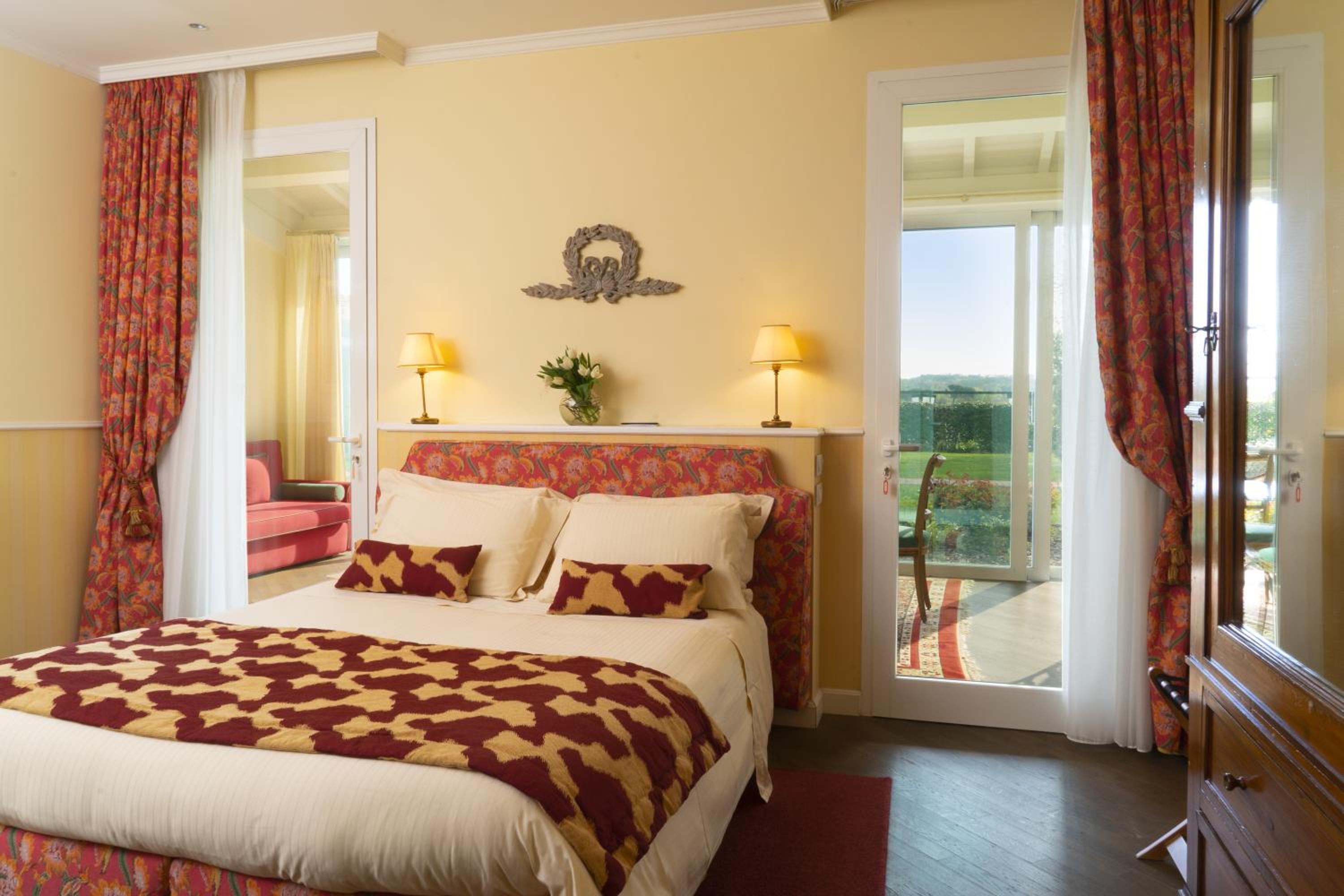 Executive Suite - Photo 2