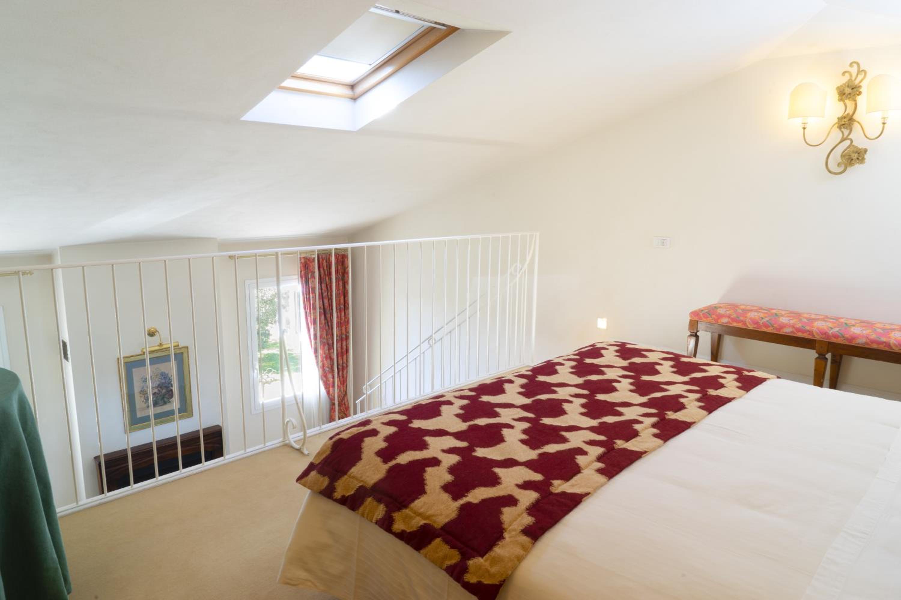 Executive Suite - Photo 6