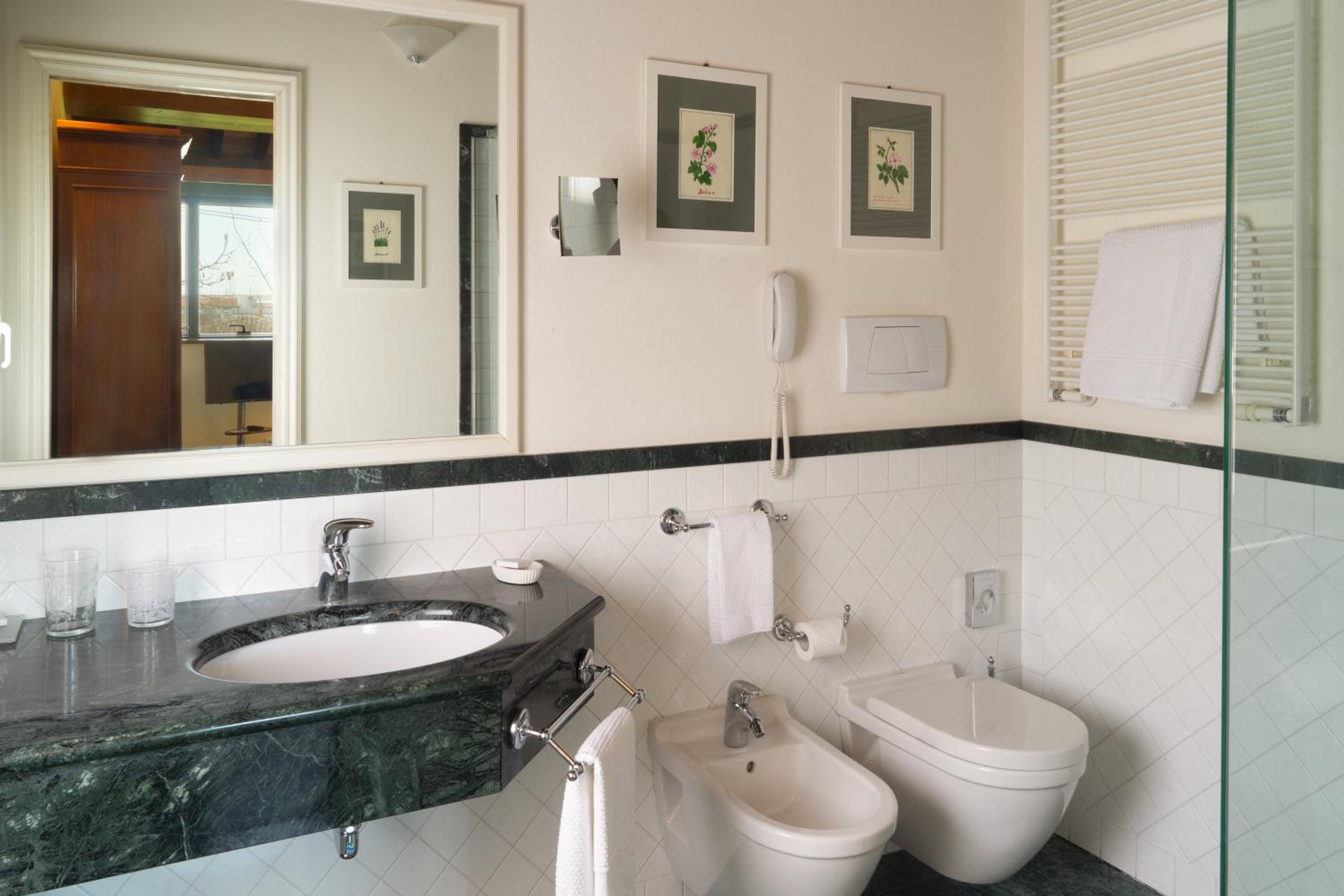 Deluxe Suite - Photo 7