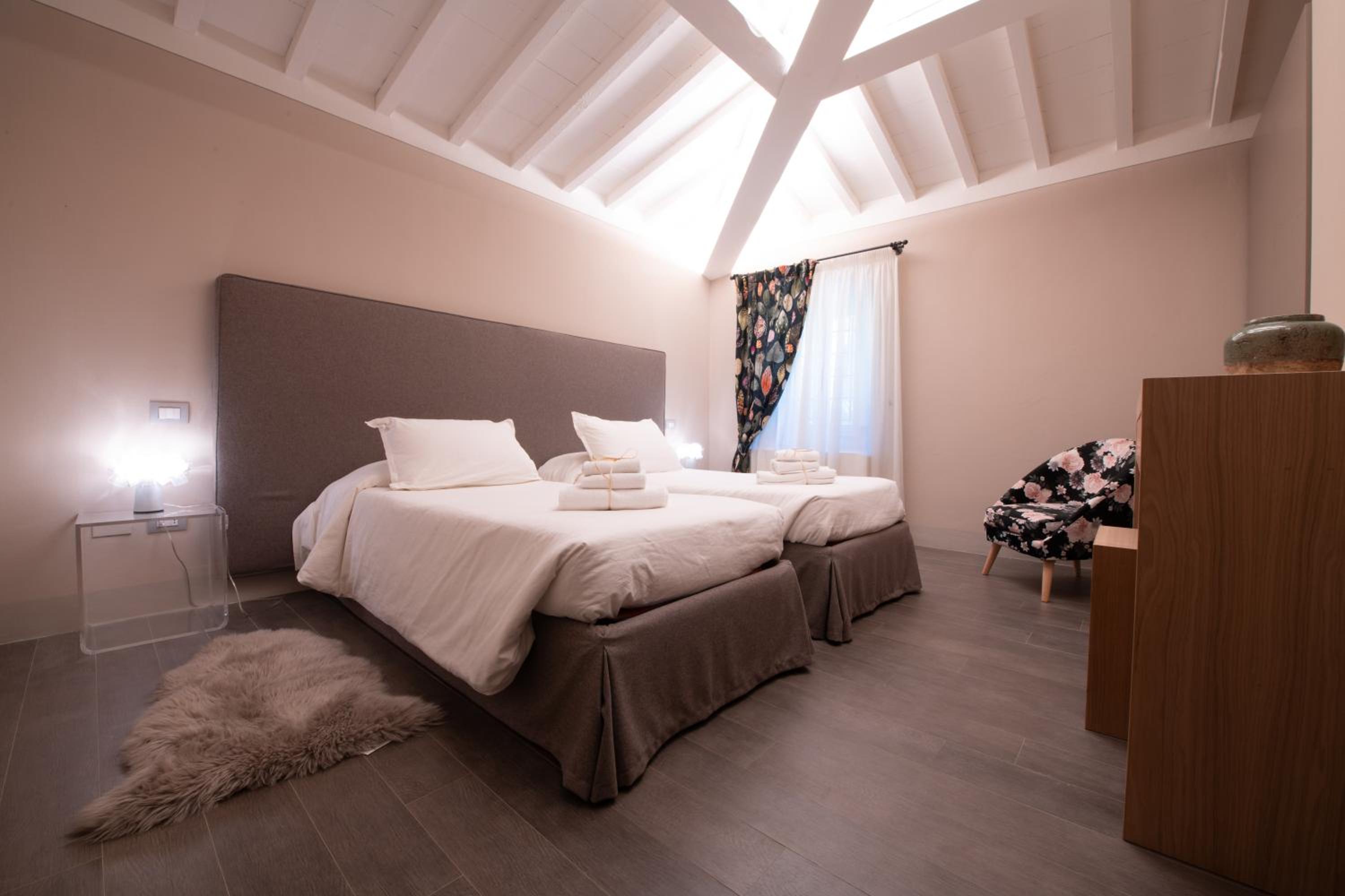 Five-Bedroom House photo 3
