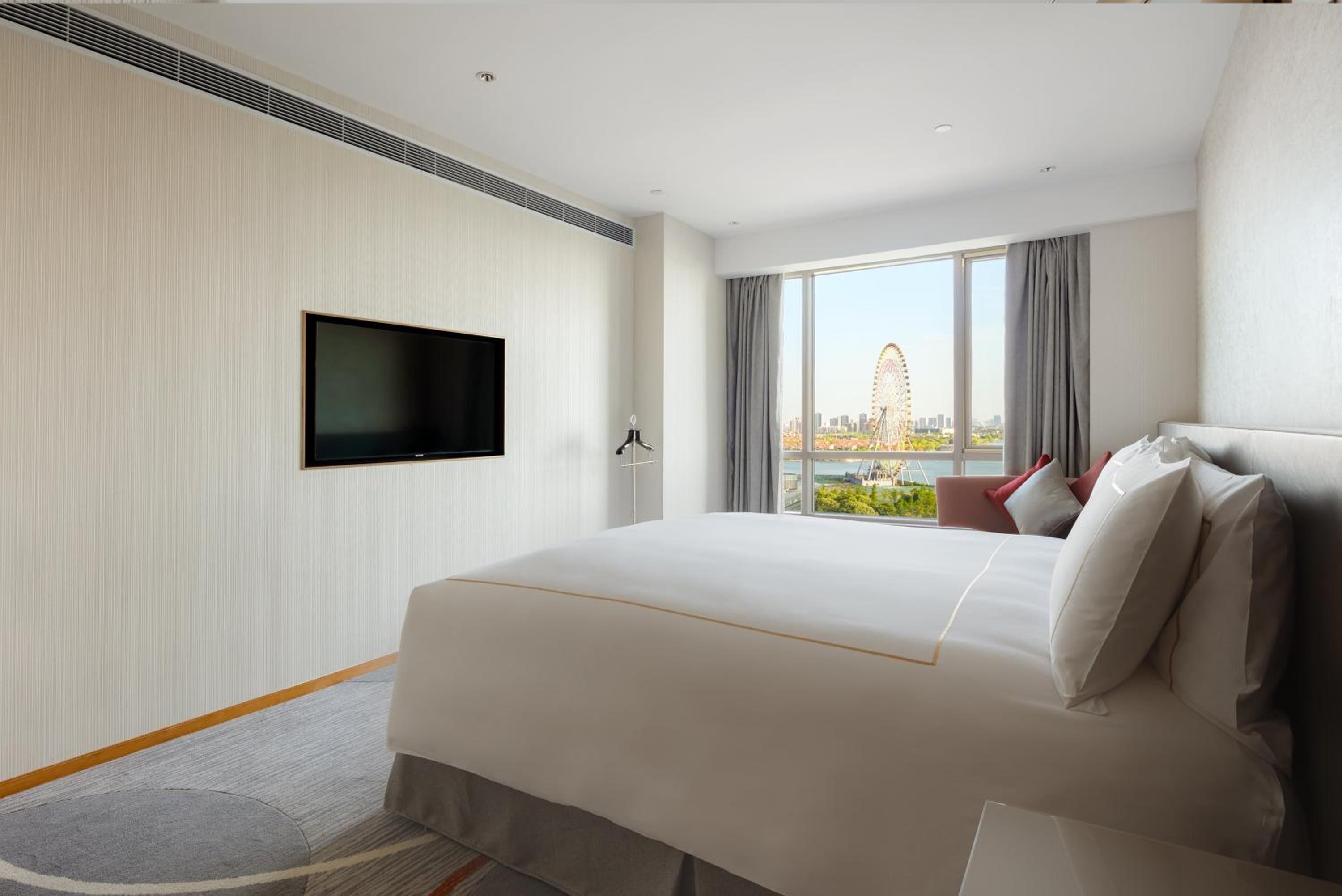 One-Bedroom Suite with View - Photo 2