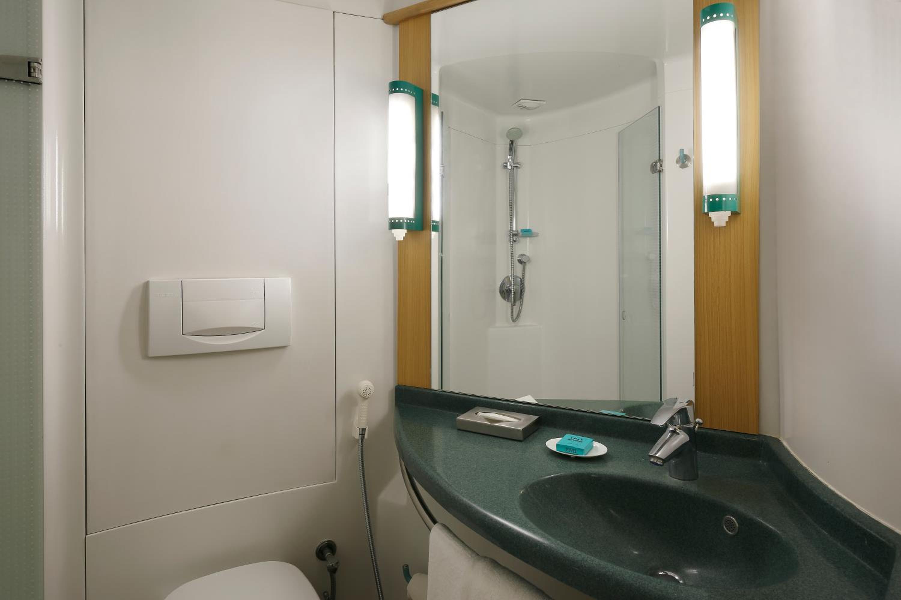 Standard Room with 2 Single Beds - Photo 3