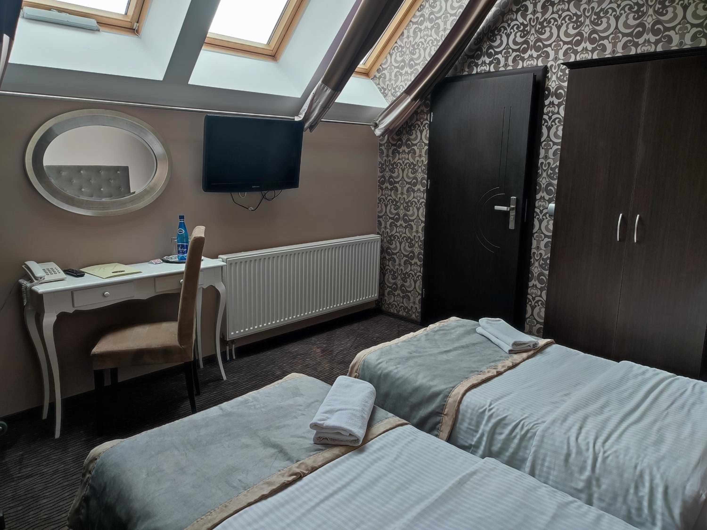 Double or Twin Room - Photo 4