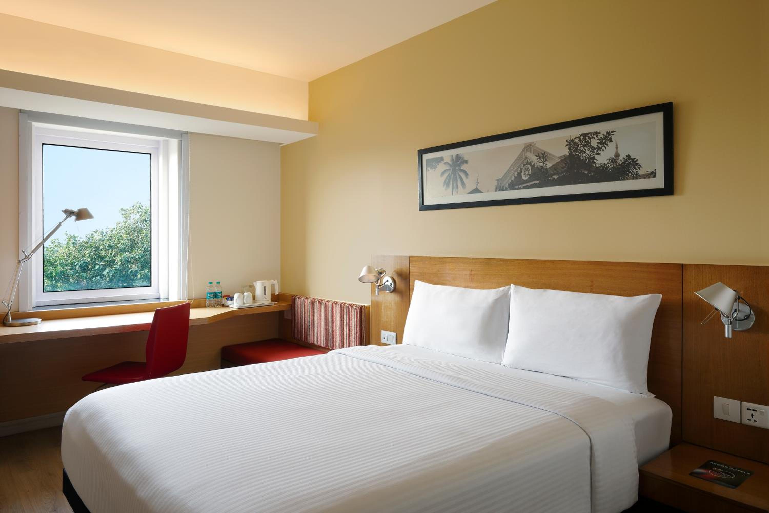 Standard Room with 1 Queen Bed - Photo 2