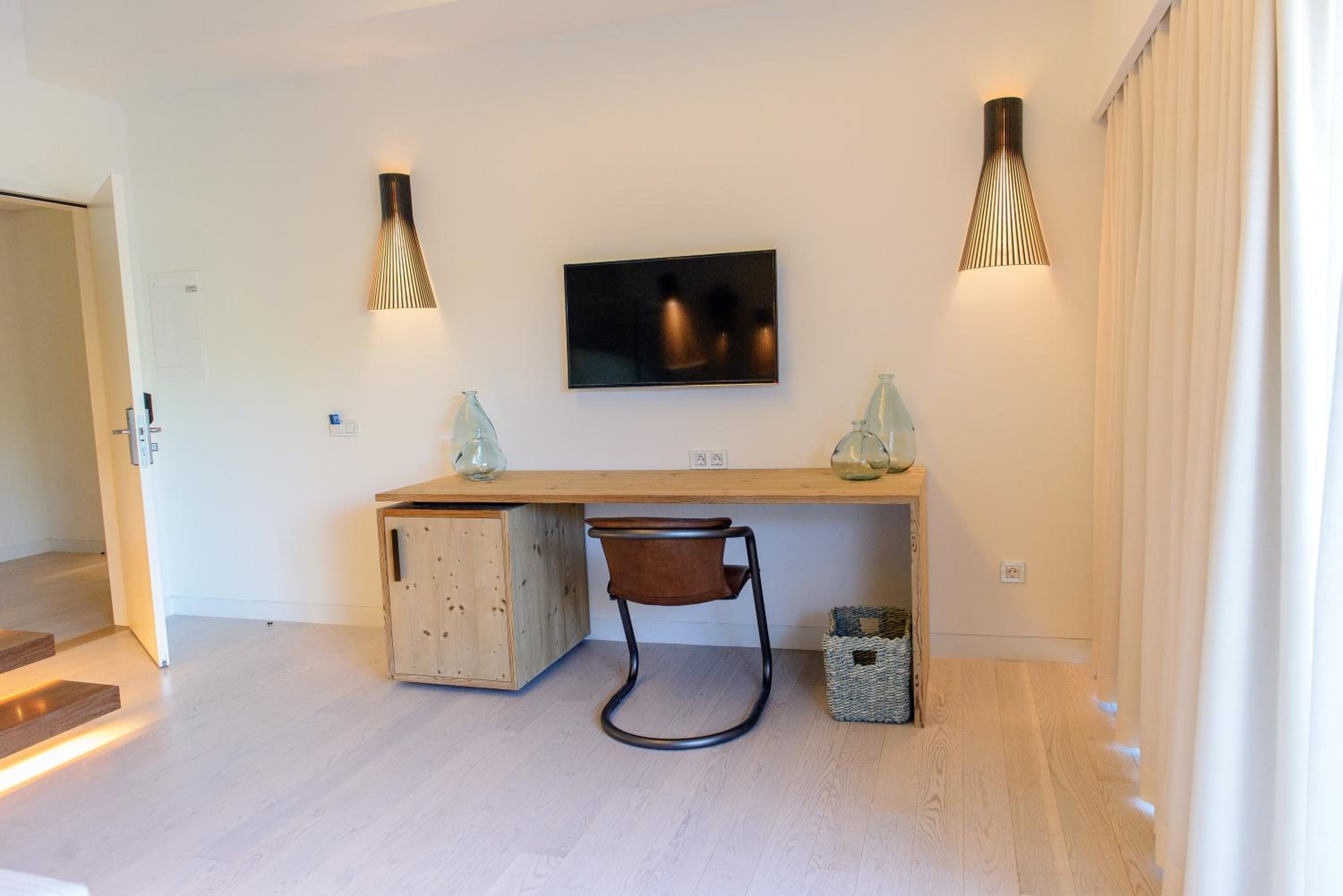 living room with a flat screen tv on the wall