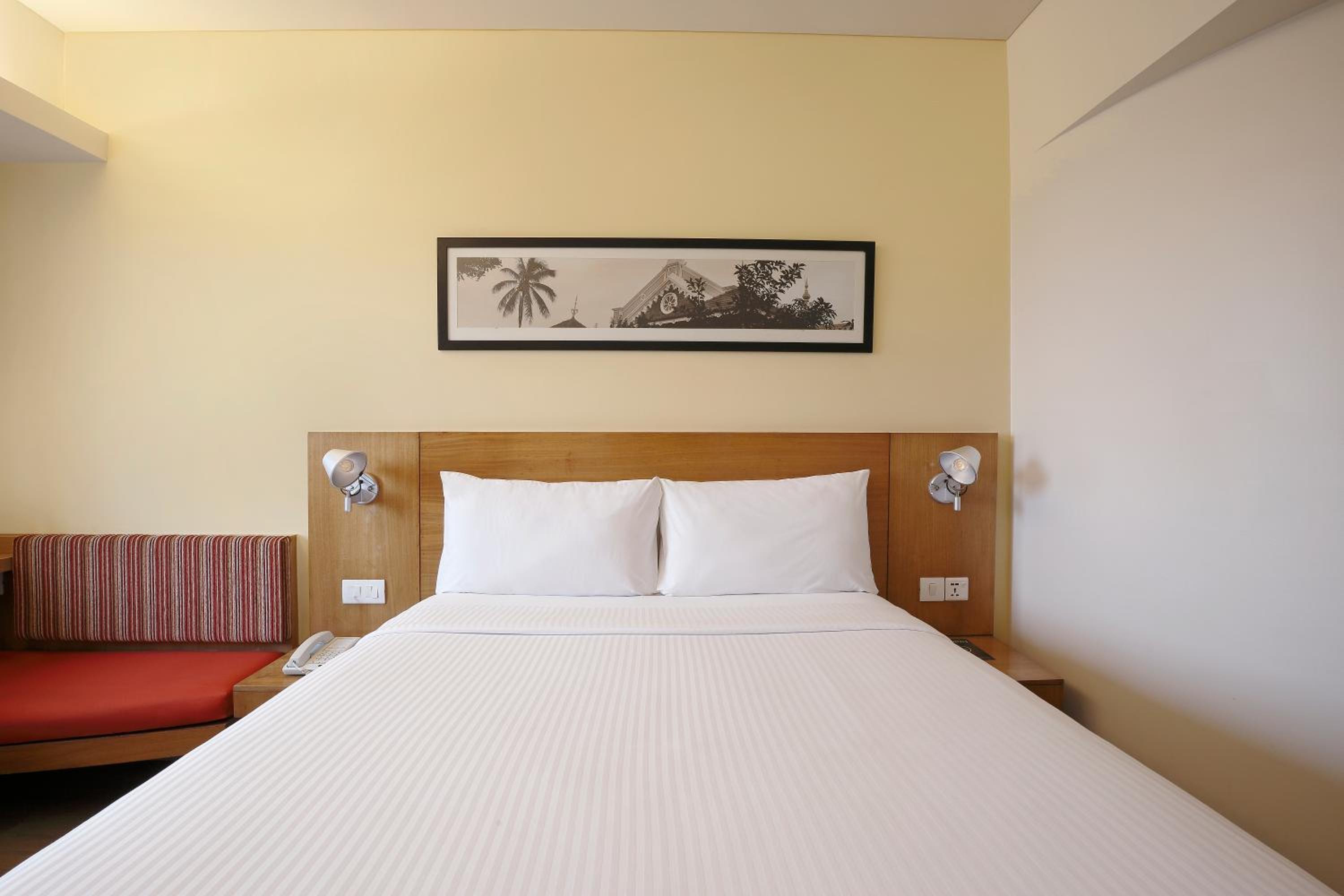 Standard Room with 1 Queen Bed - Photo 10