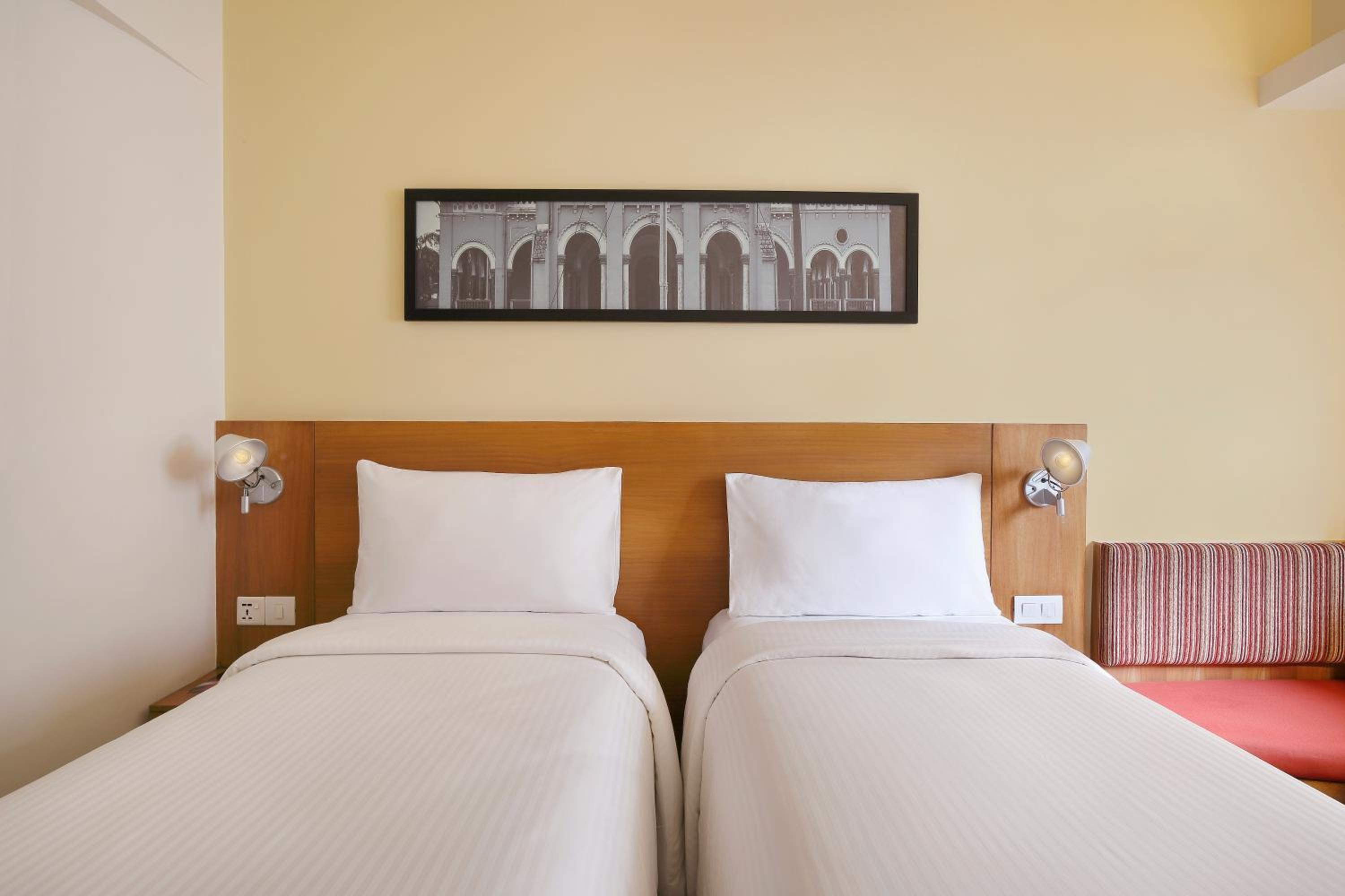 Standard Room with 2 Single Beds - Photo 9