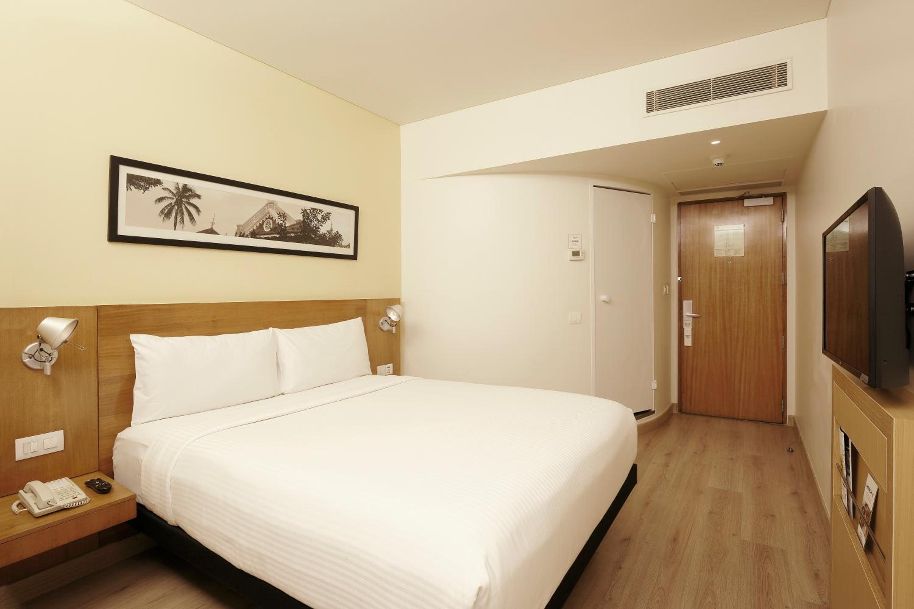 Standard Room with 1 Queen Bed - Photo 9