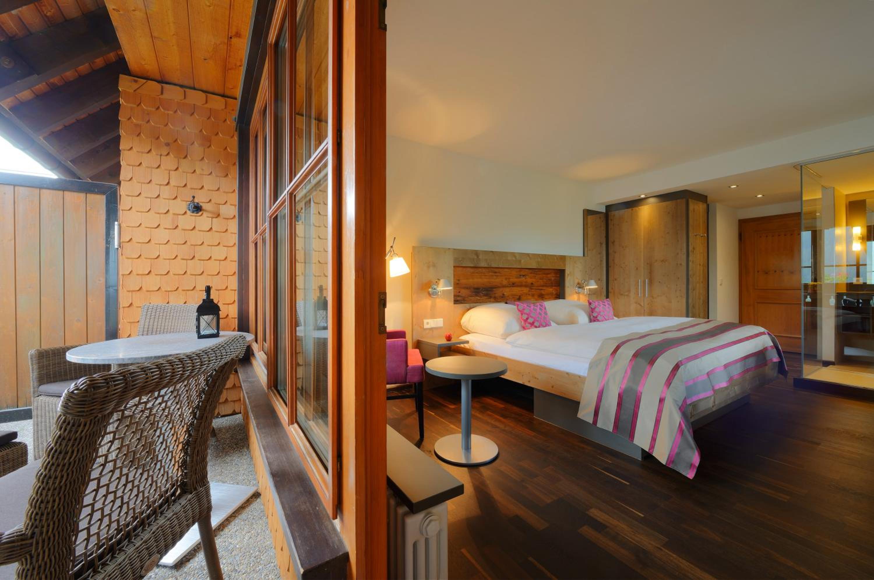 Deluxe Double Room with Lake View and Corner Balcony - Photo 4