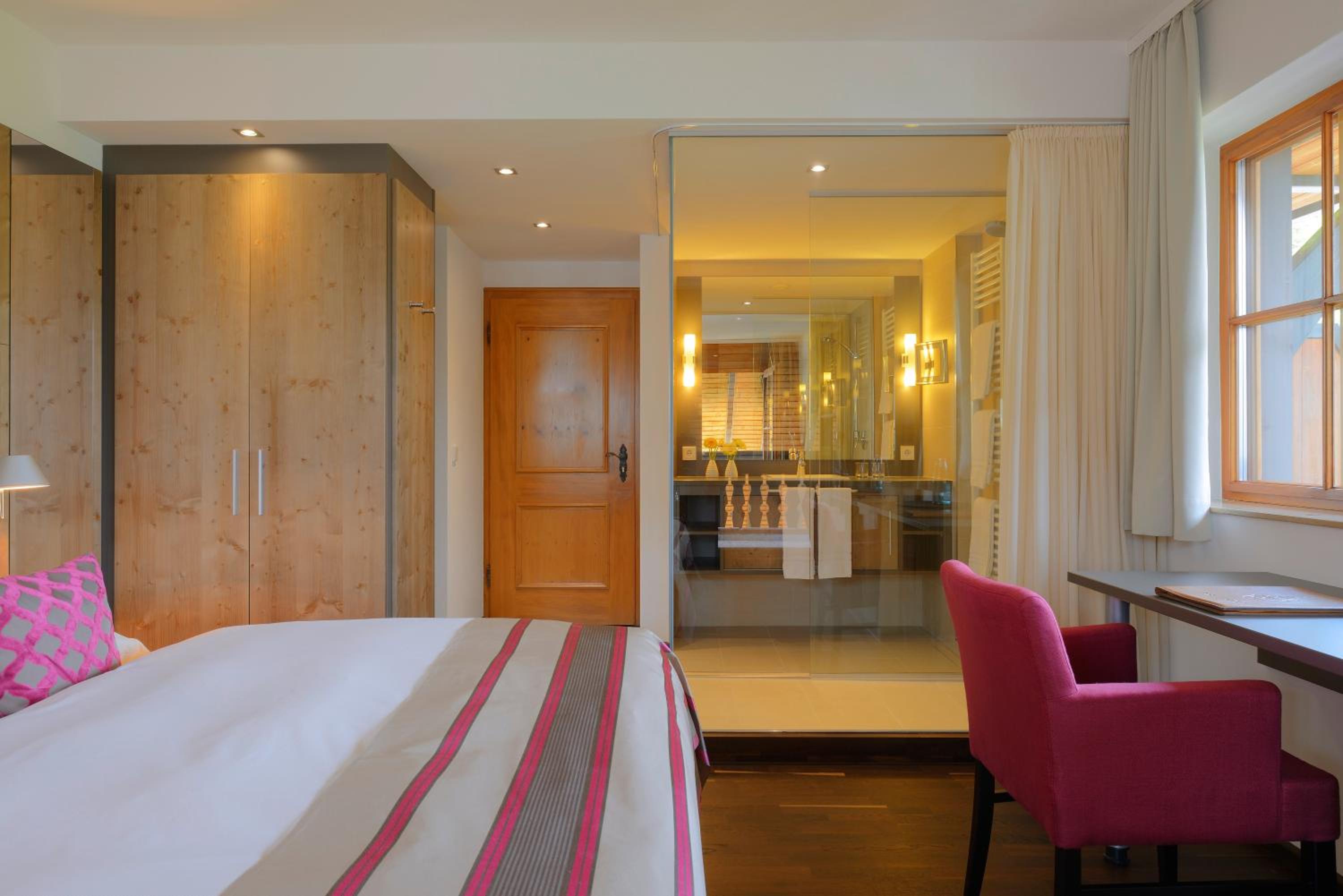 Deluxe Double Room with Lake View and Corner Balcony - Photo 5