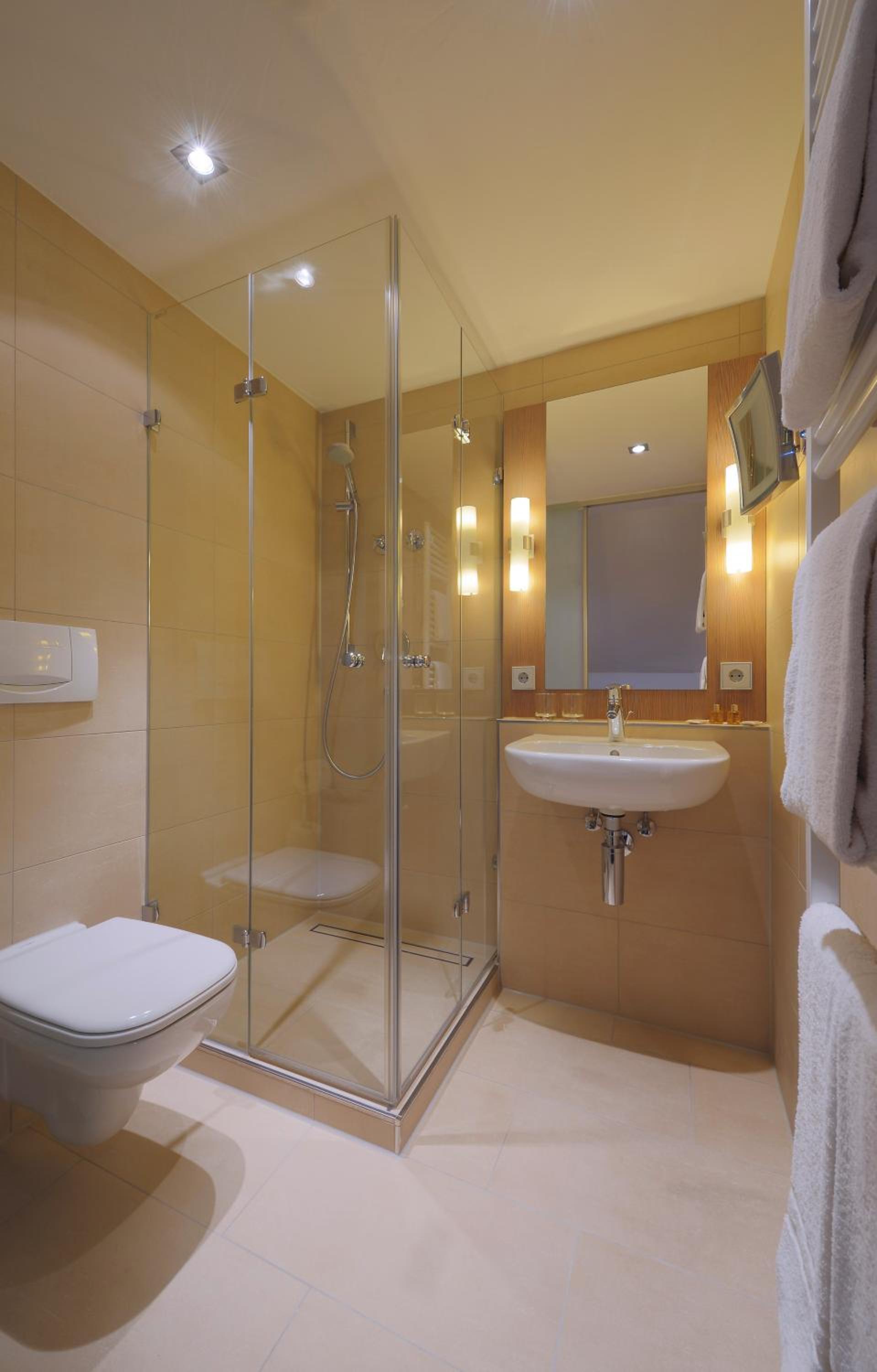 Elegance Double Room with lateral Lake View and Balcony - Photo 3