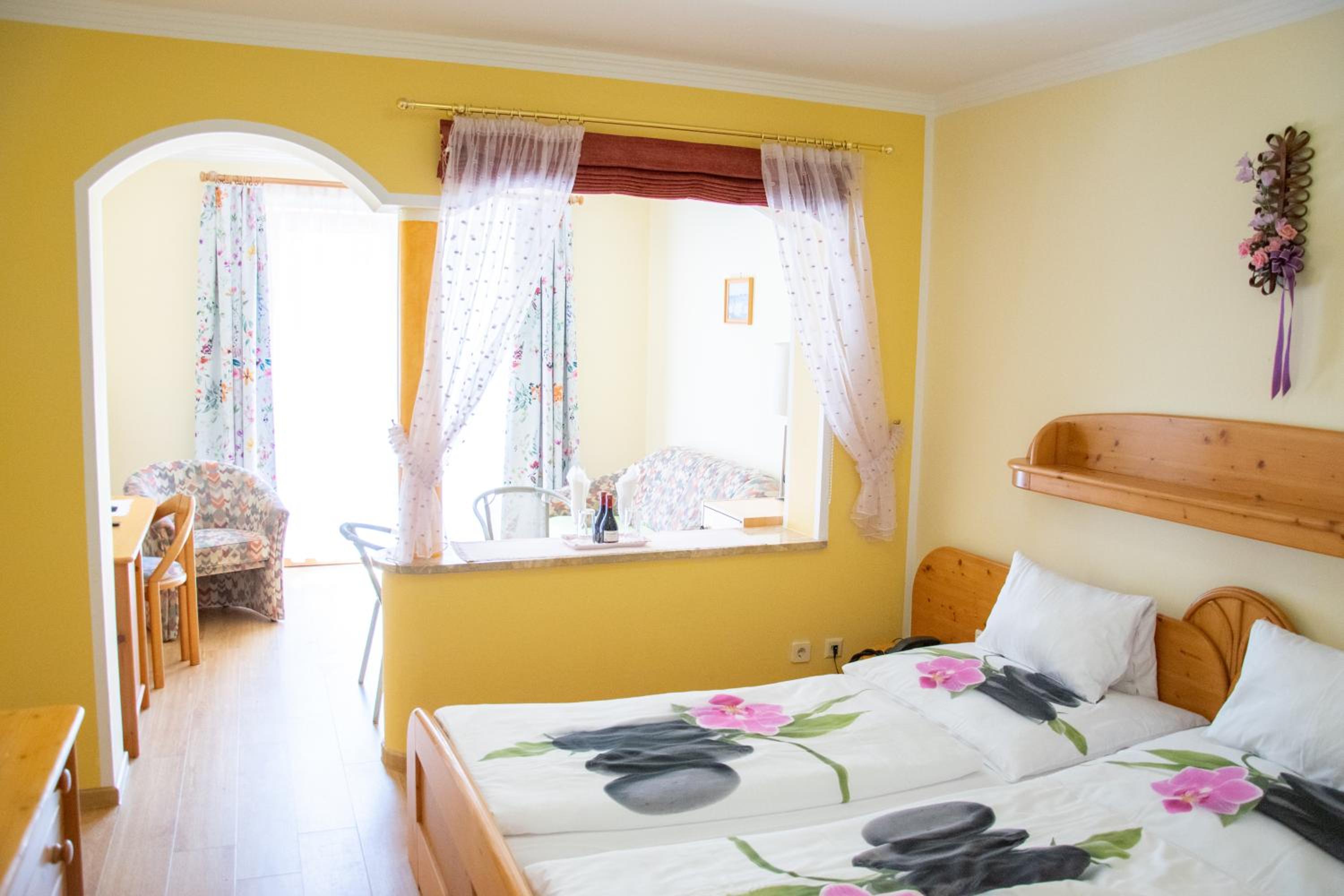 Junior Suite with Balcony - Photo 1