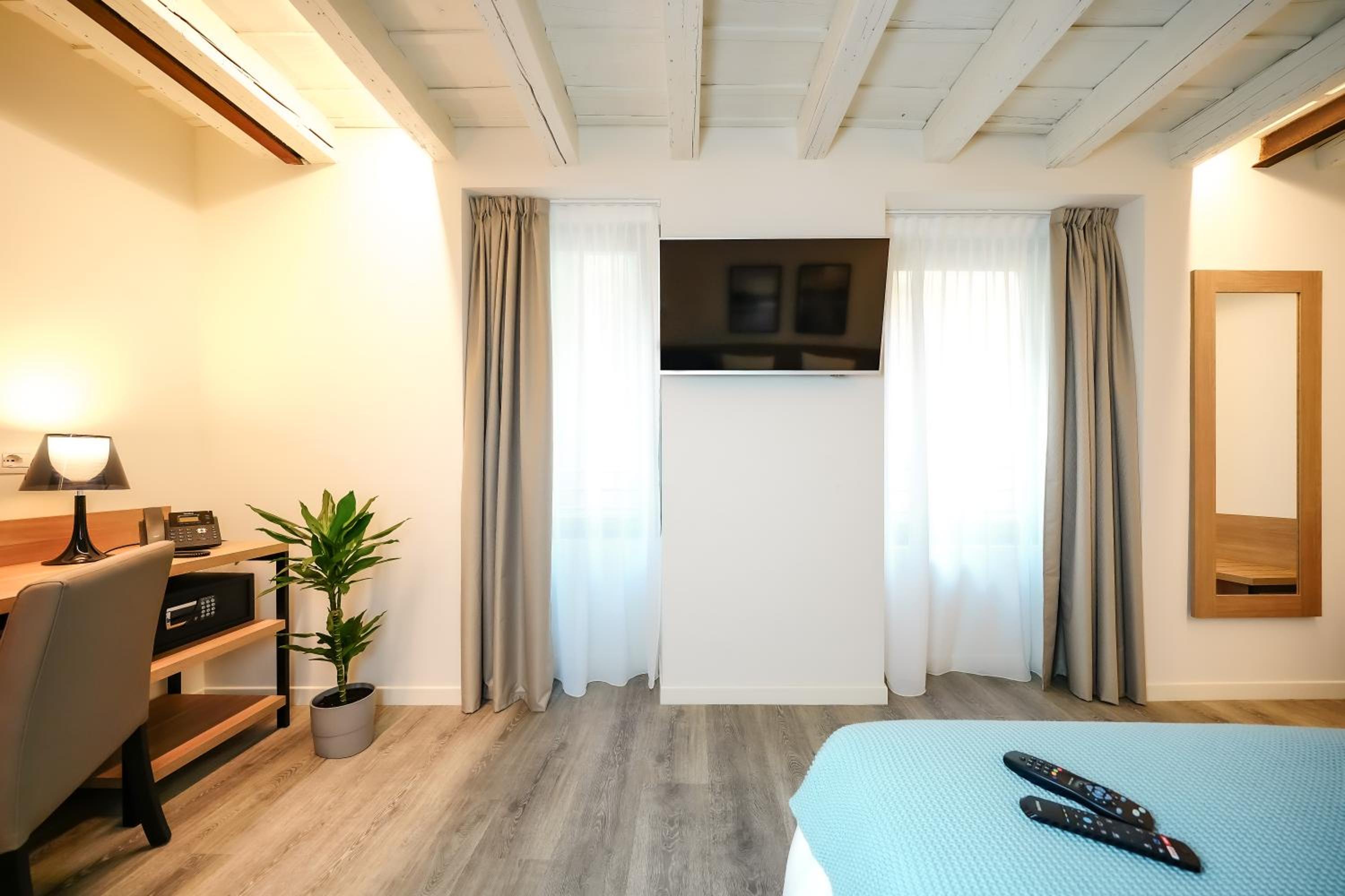 Deluxe Room - Photo 12