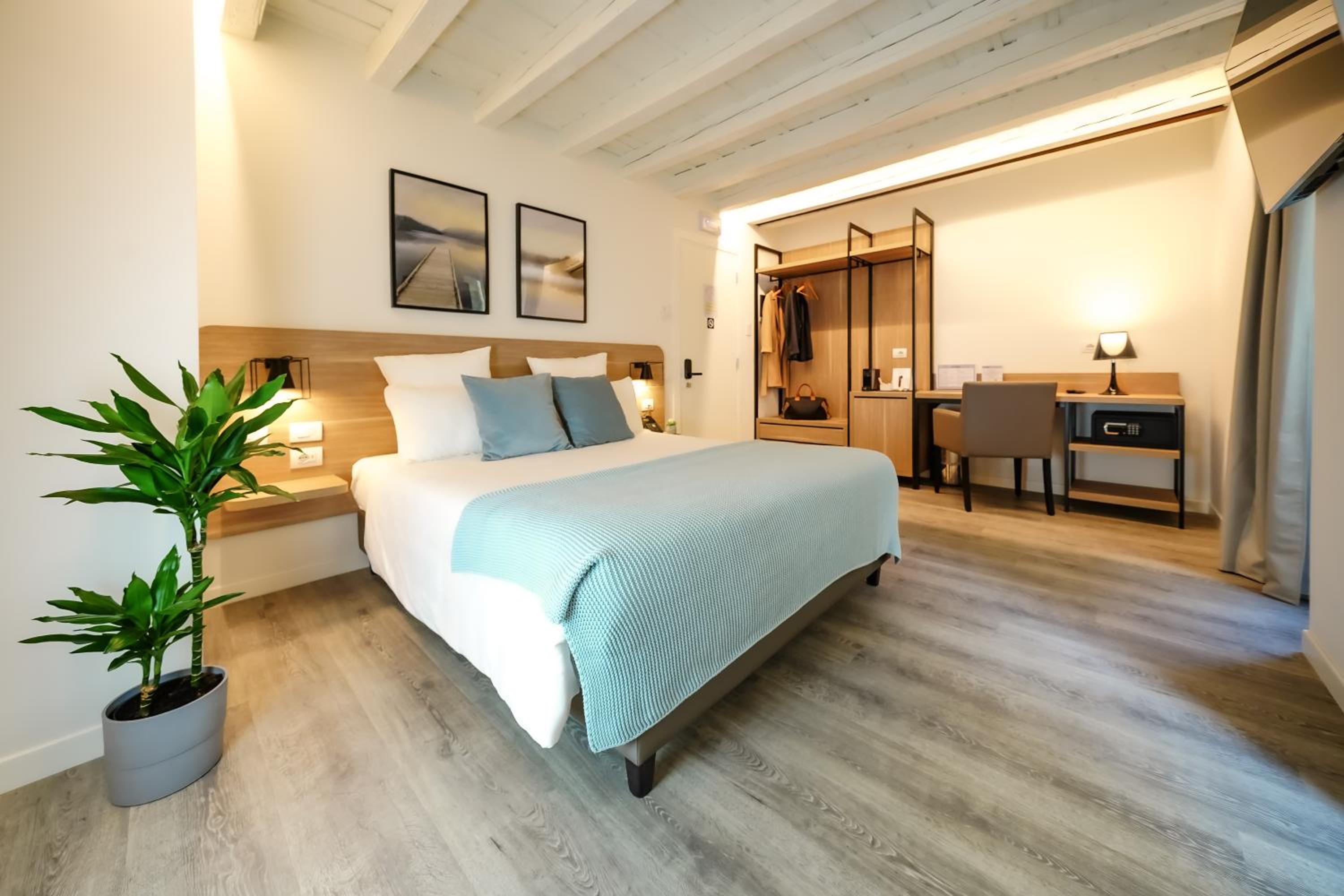 Deluxe Room - Photo 11