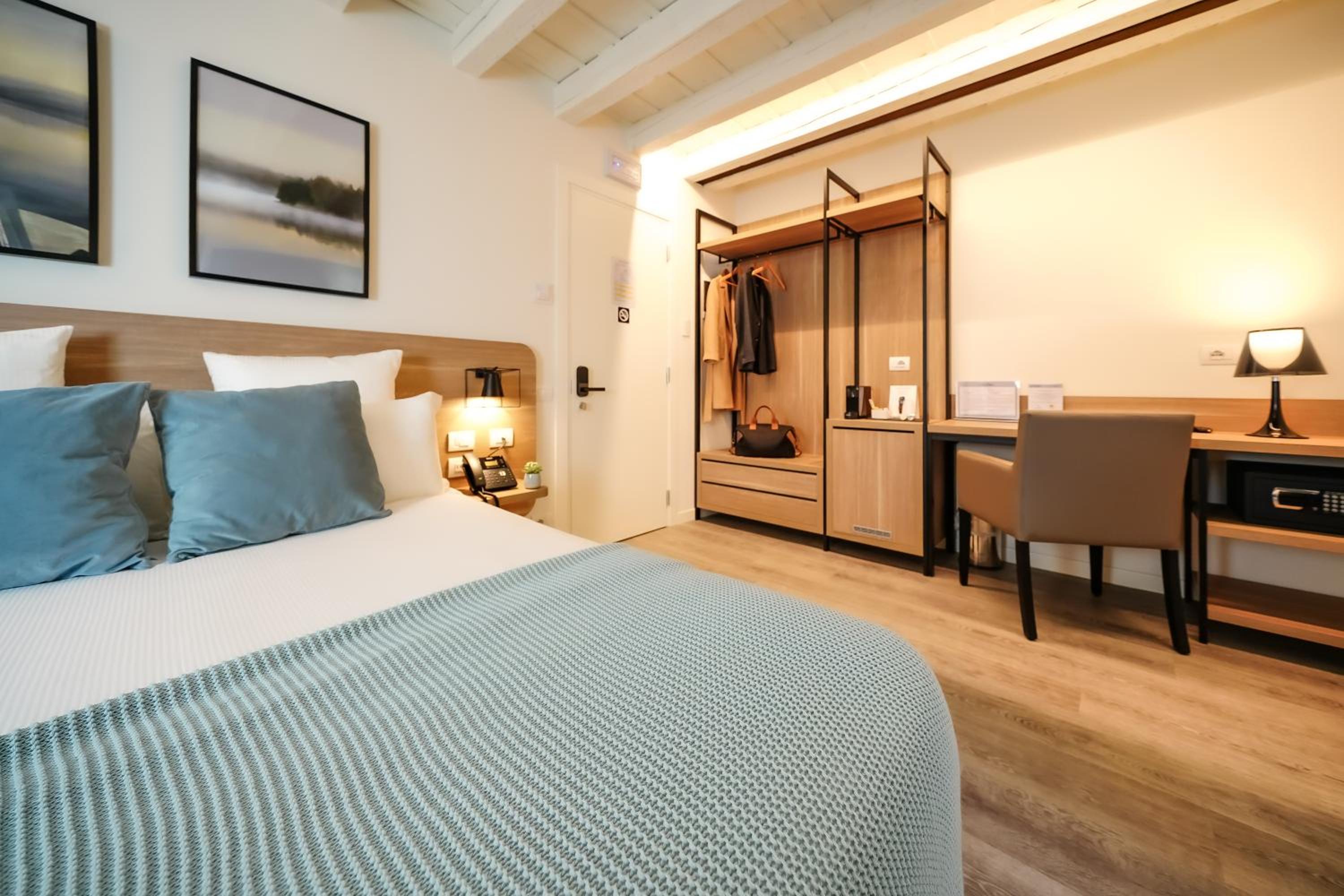 Deluxe Room - Photo 4