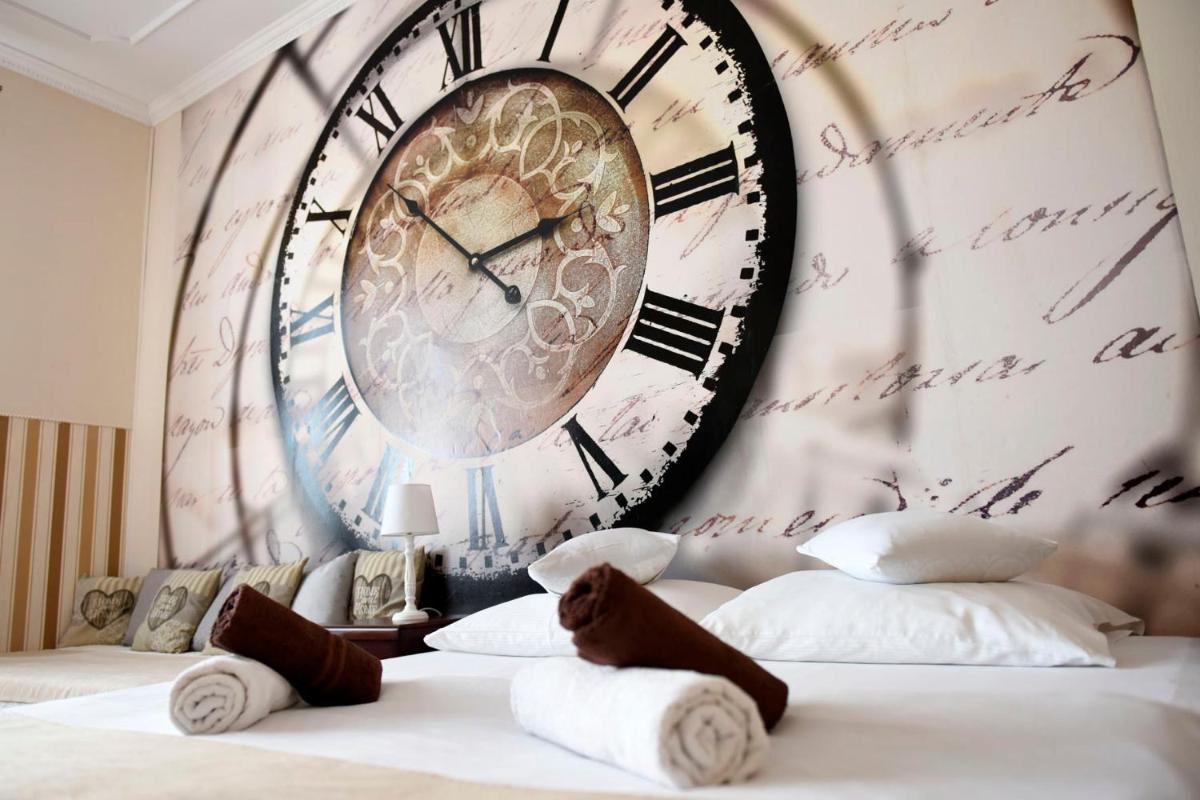 Clock - King Studio with Sofa Bed photo 1