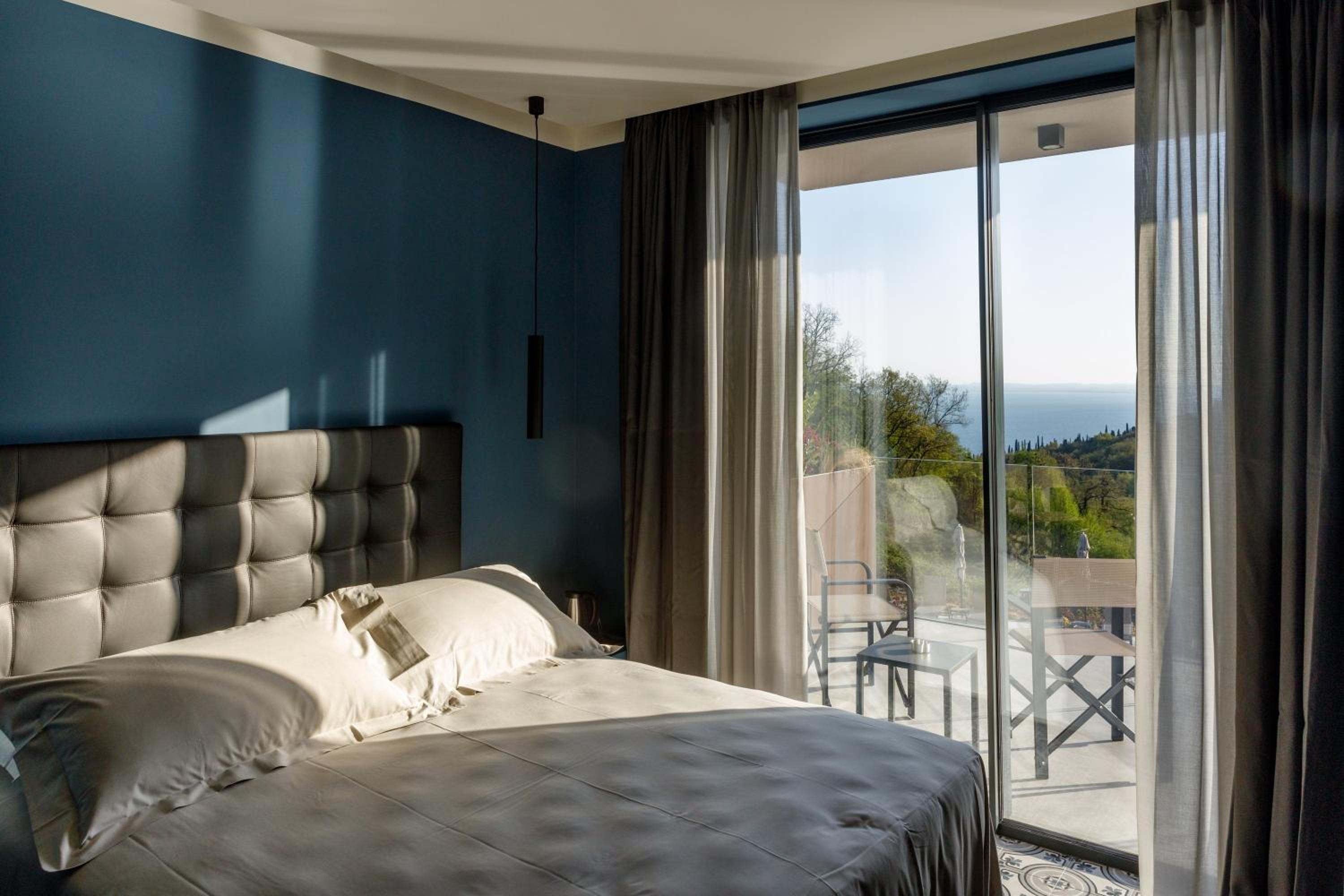 Junior Suite with Lake View - Photo 5