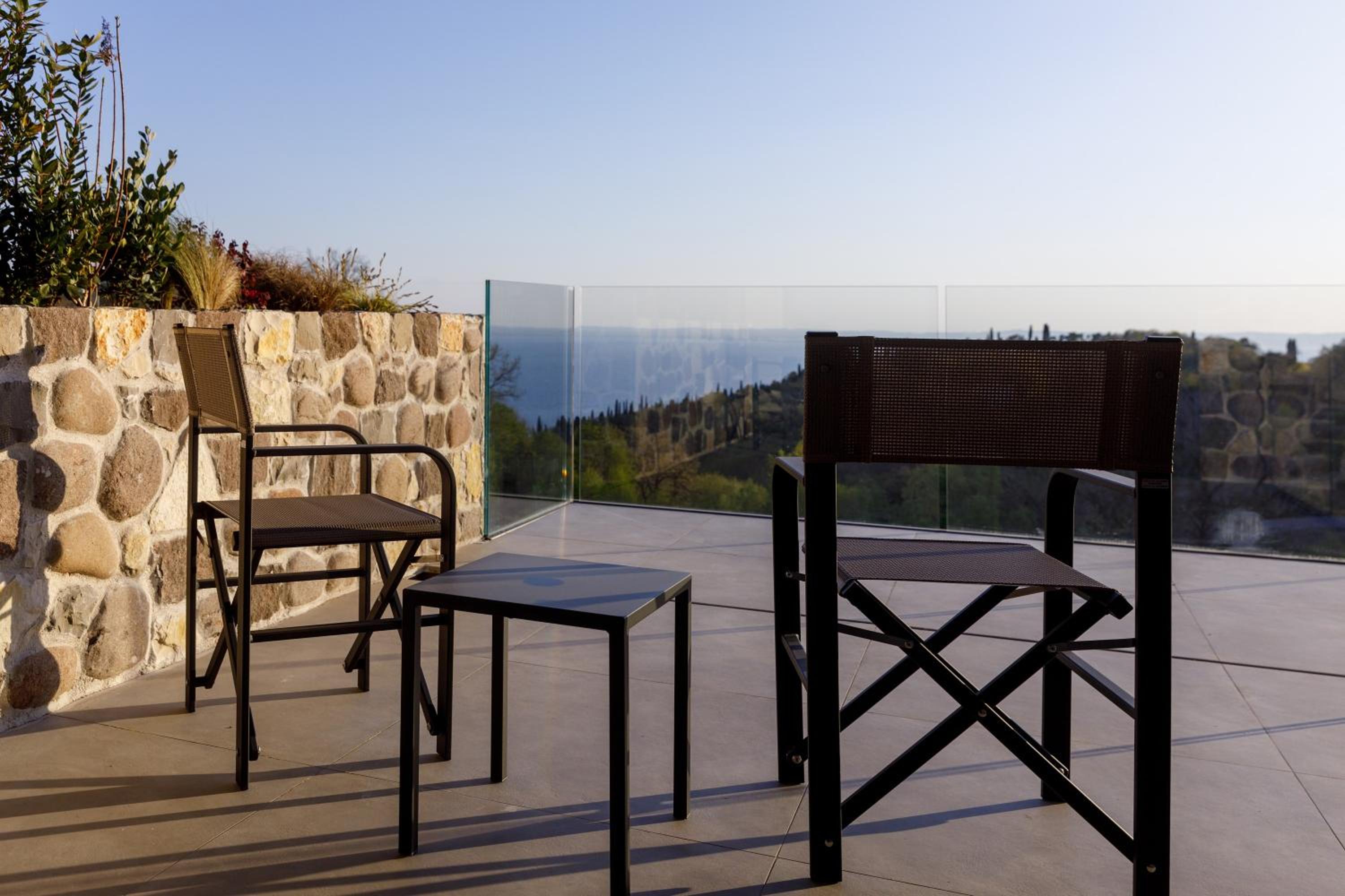 Junior Suite with Lake View - Photo 10