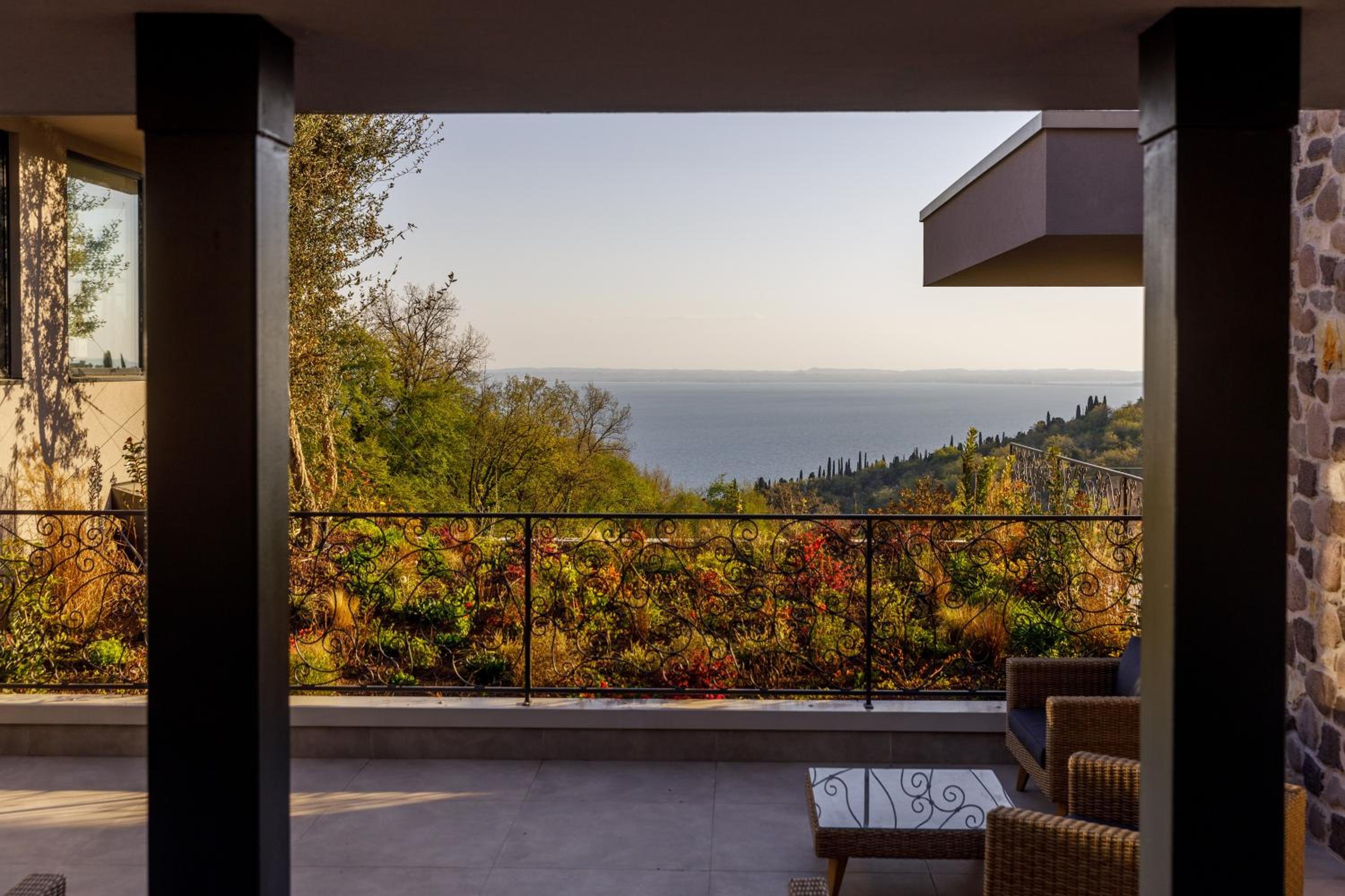 Junior Suite with Lake View - Photo 9