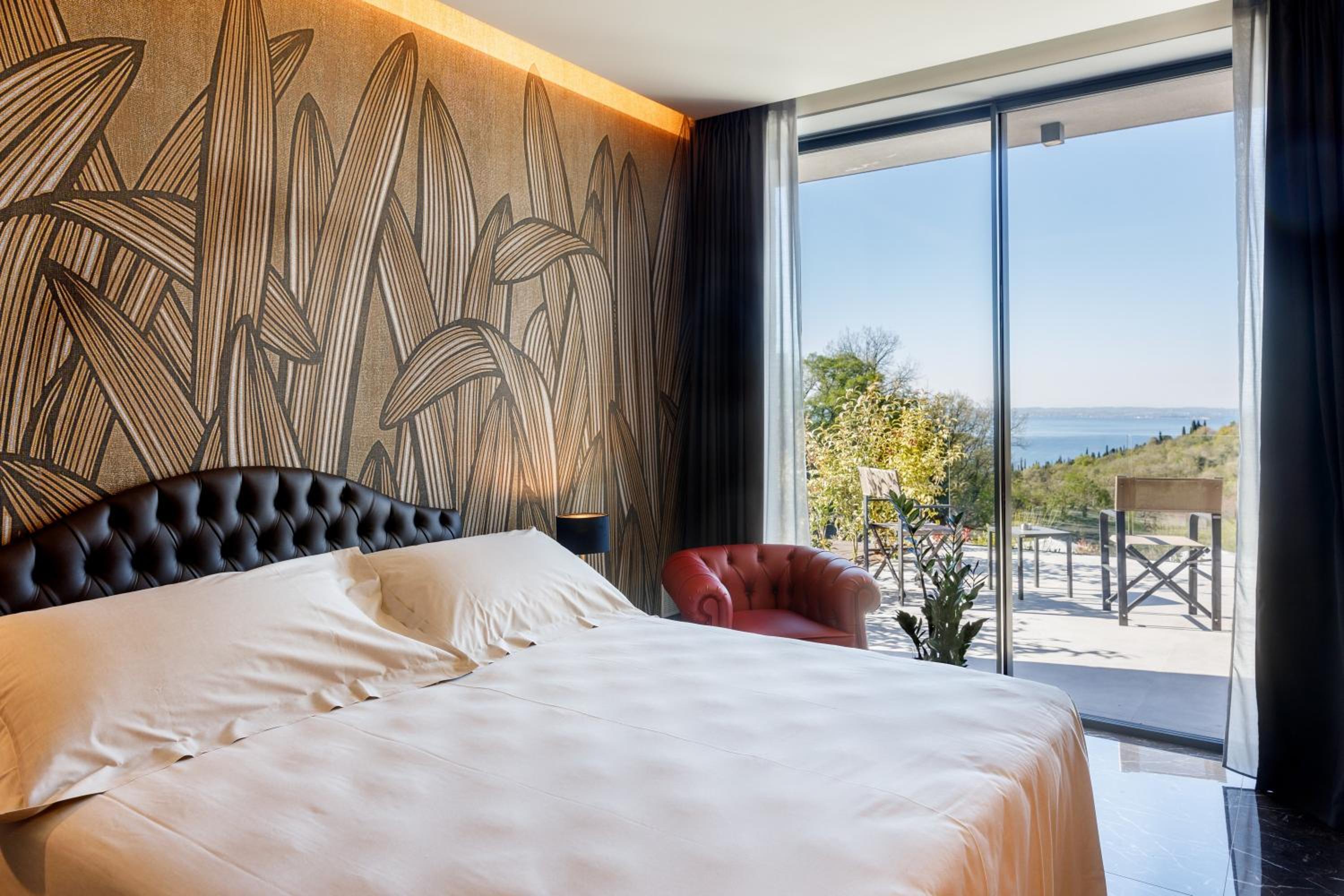 Junior Suite with Lake View - Photo 24
