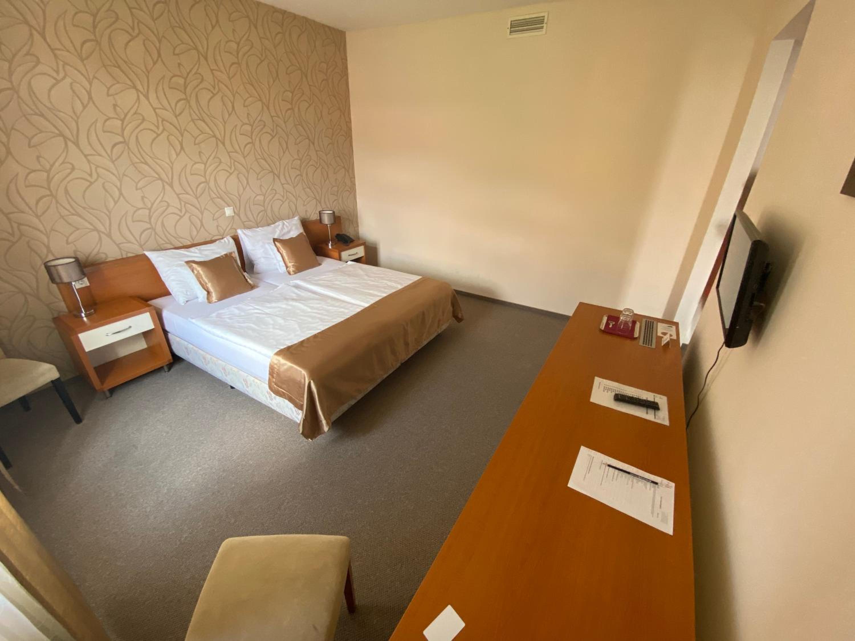 Double Room - Photo 5