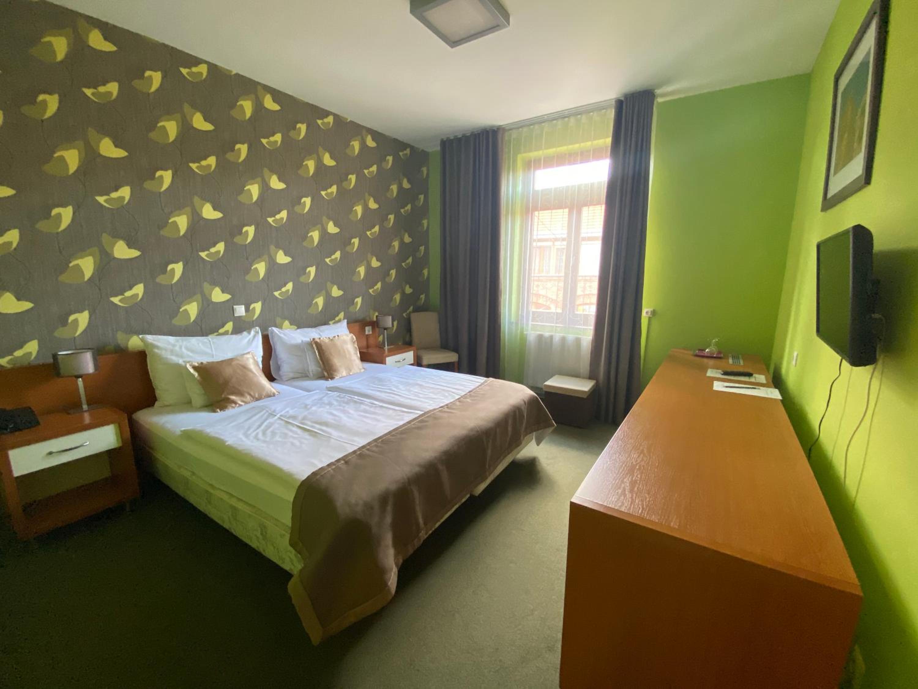 Double Room - Photo 7