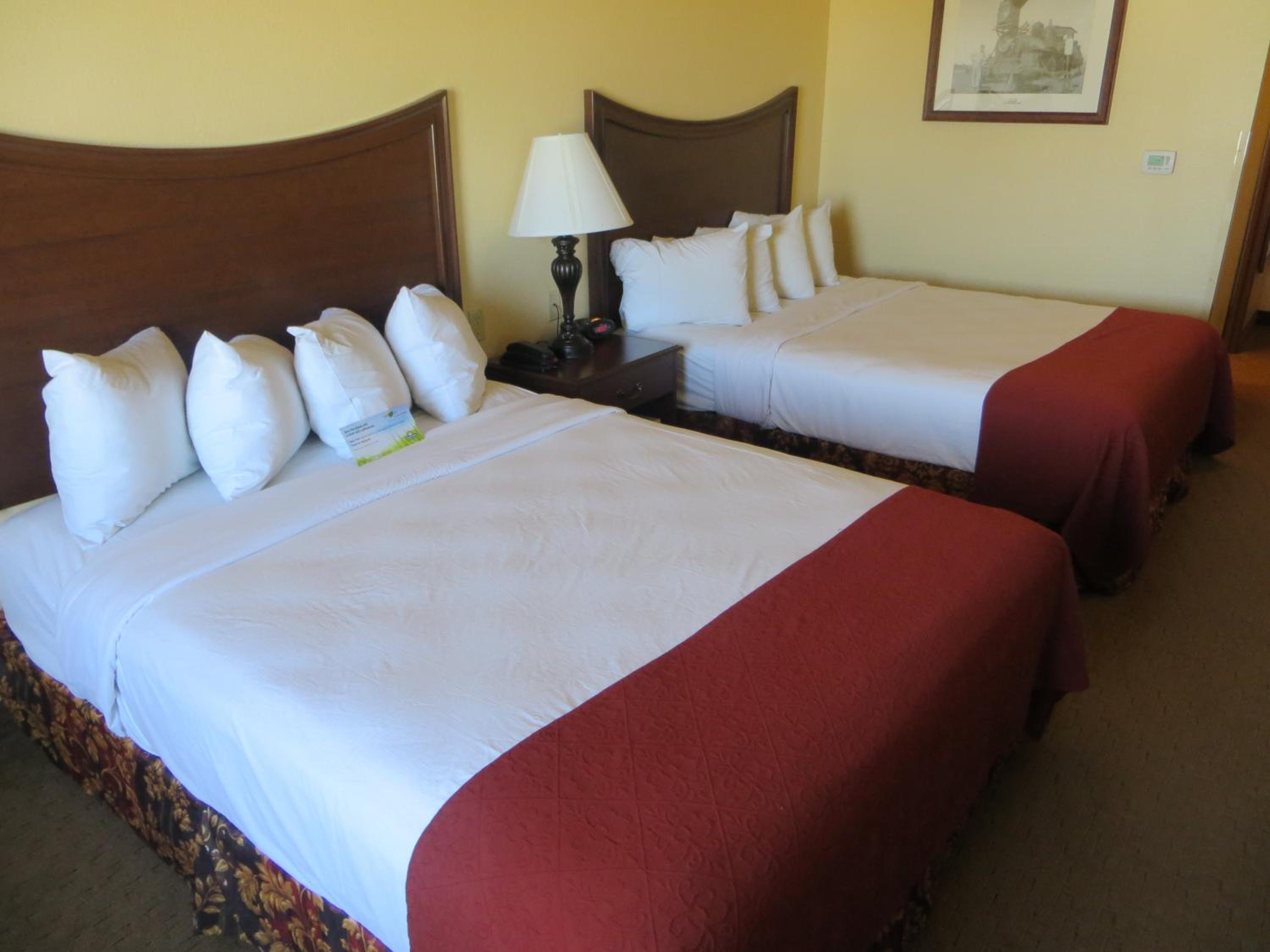 Queen Room with Two Queen Beds - Non-Smoking - Photo 1