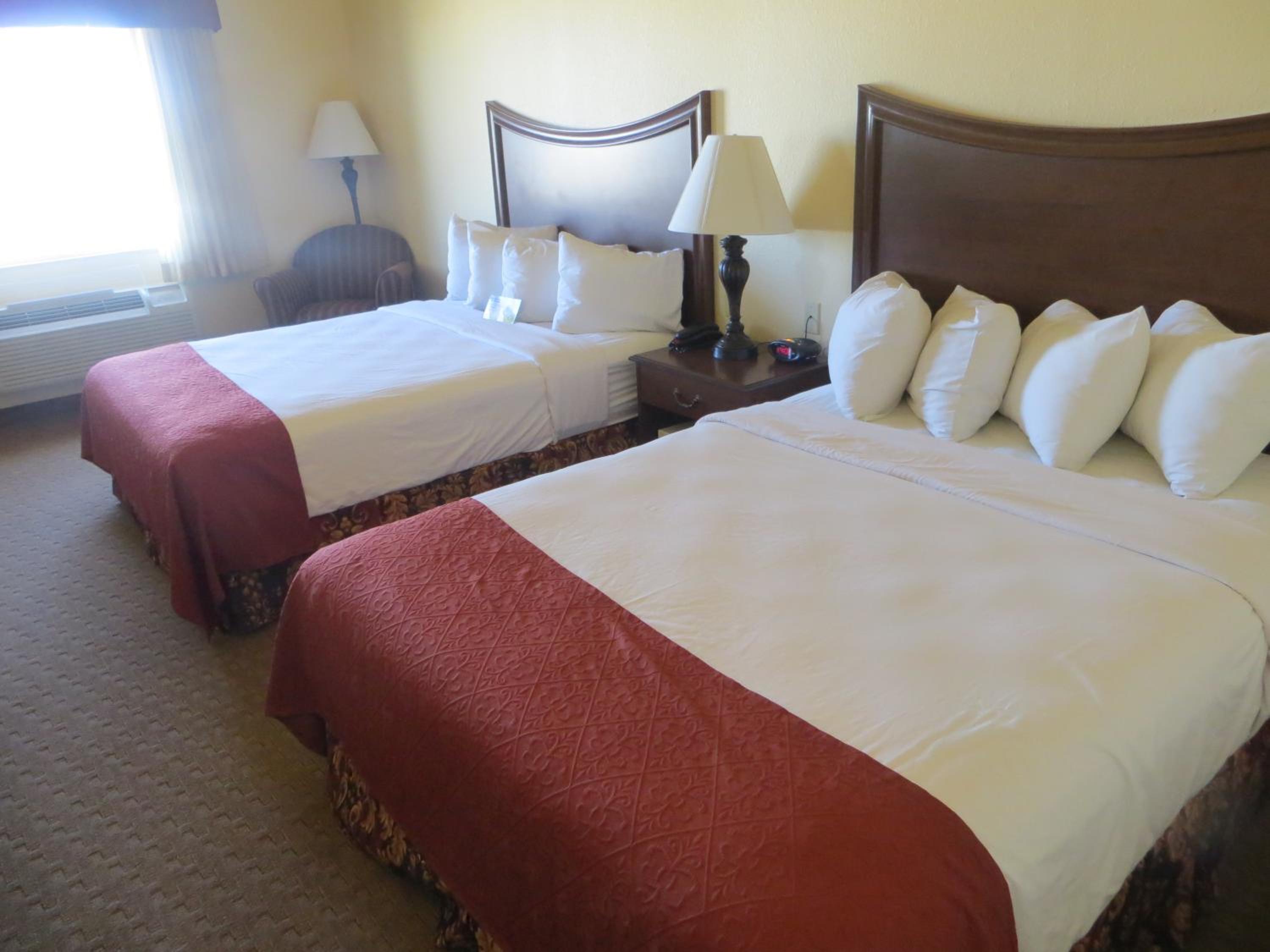 Queen Room with Two Queen Beds - Non-Smoking - Photo 2