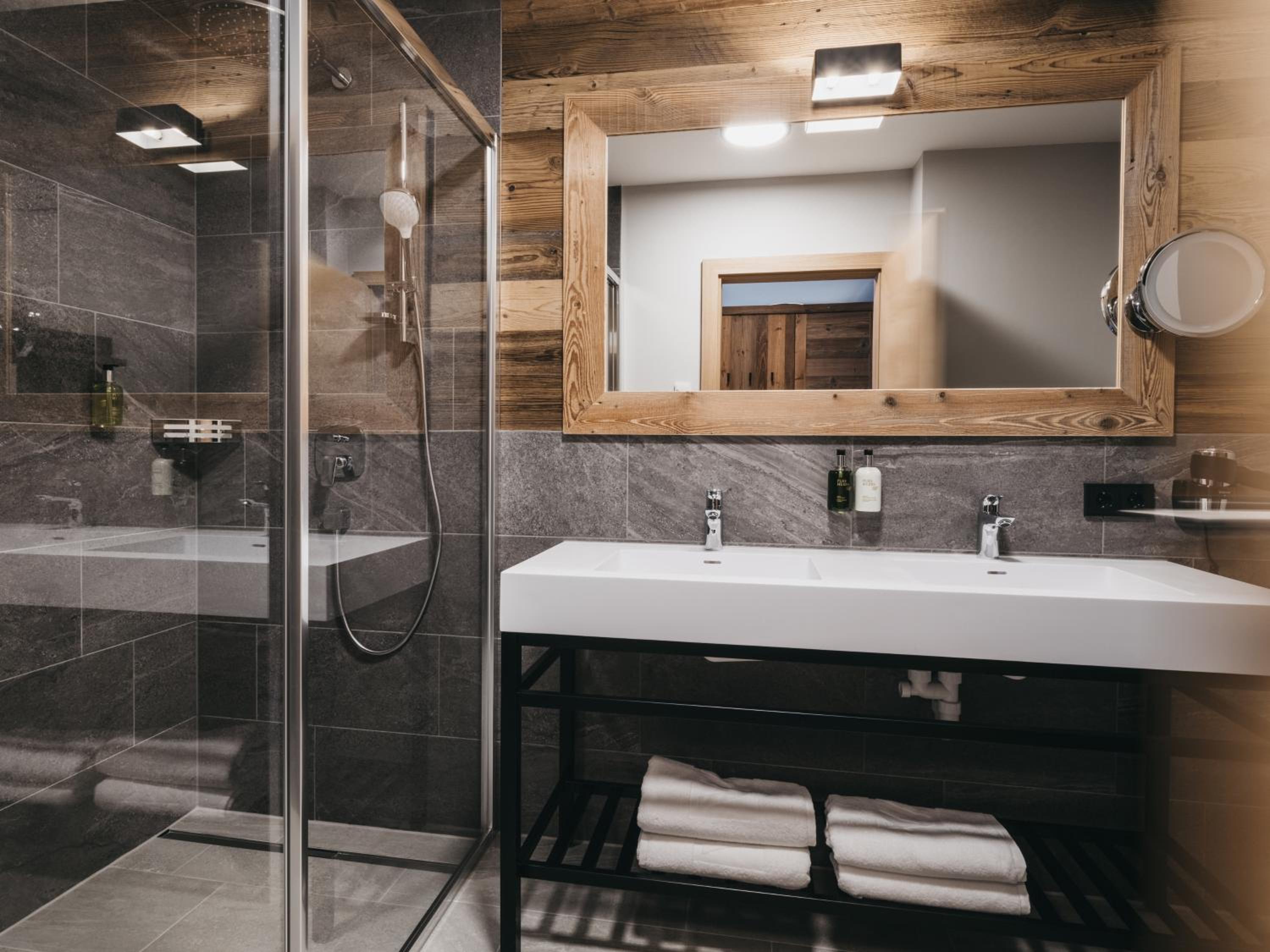 One-Bedroom Suite - Photo 3