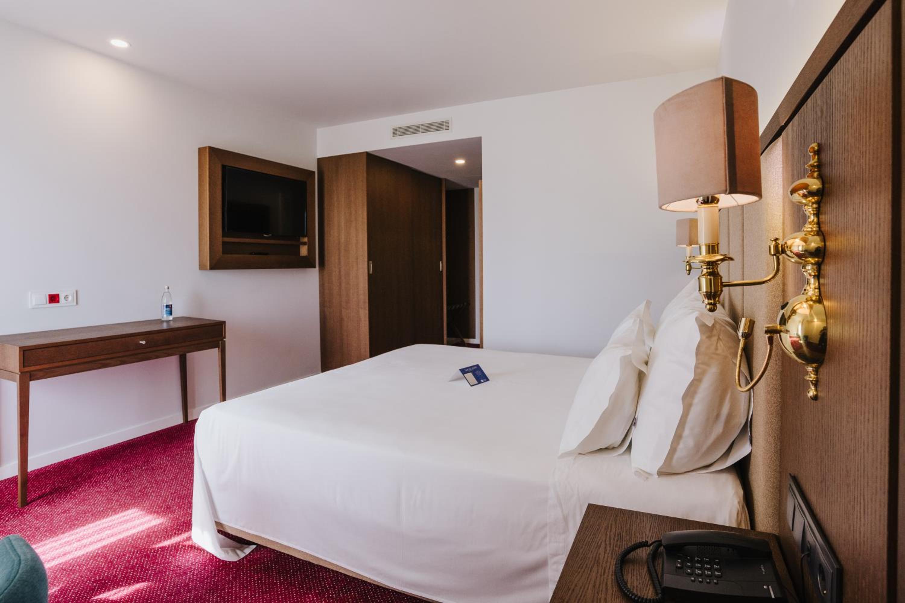 Standard Double or Twin Room - Photo 9