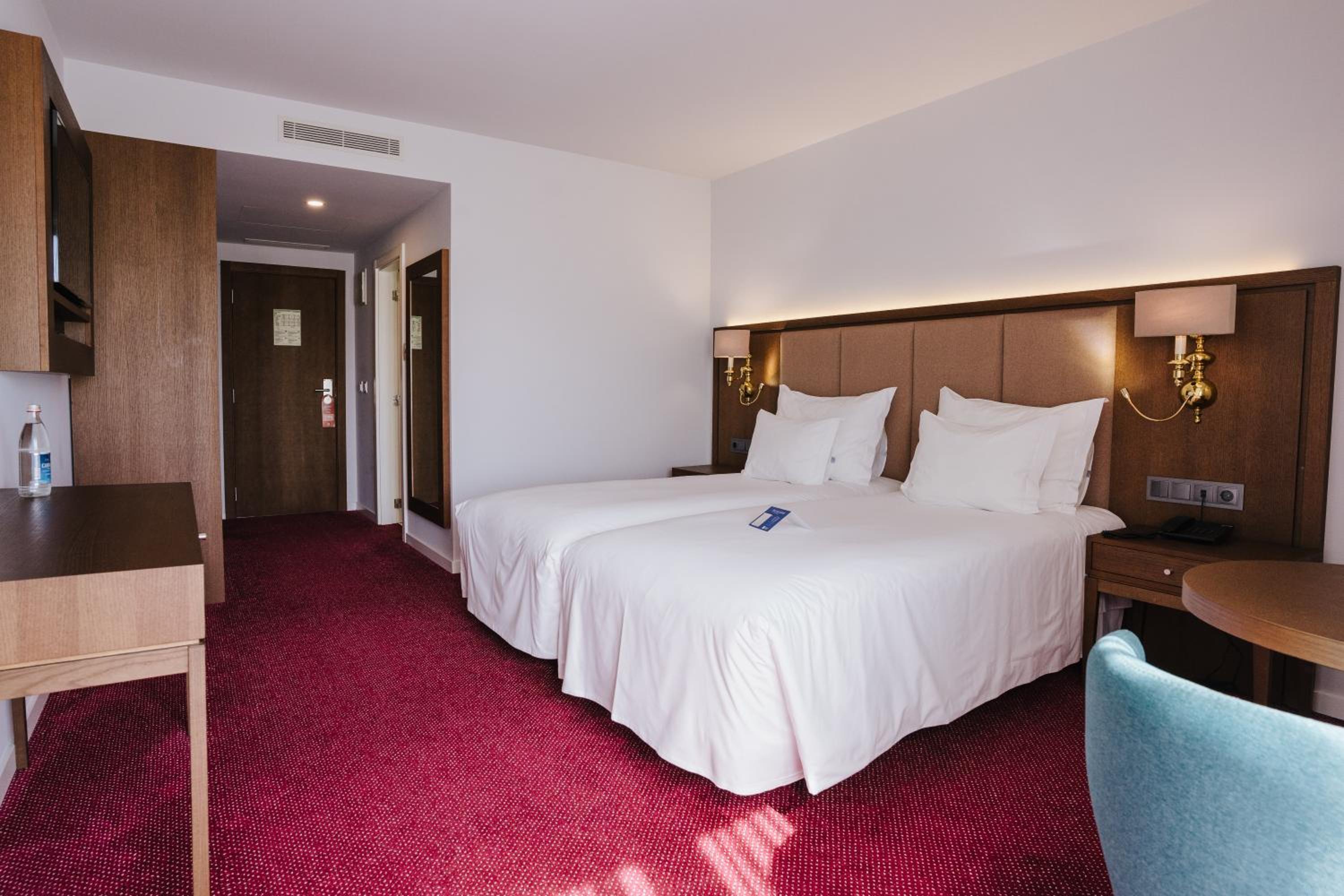 Standard Double or Twin Room - Photo 11