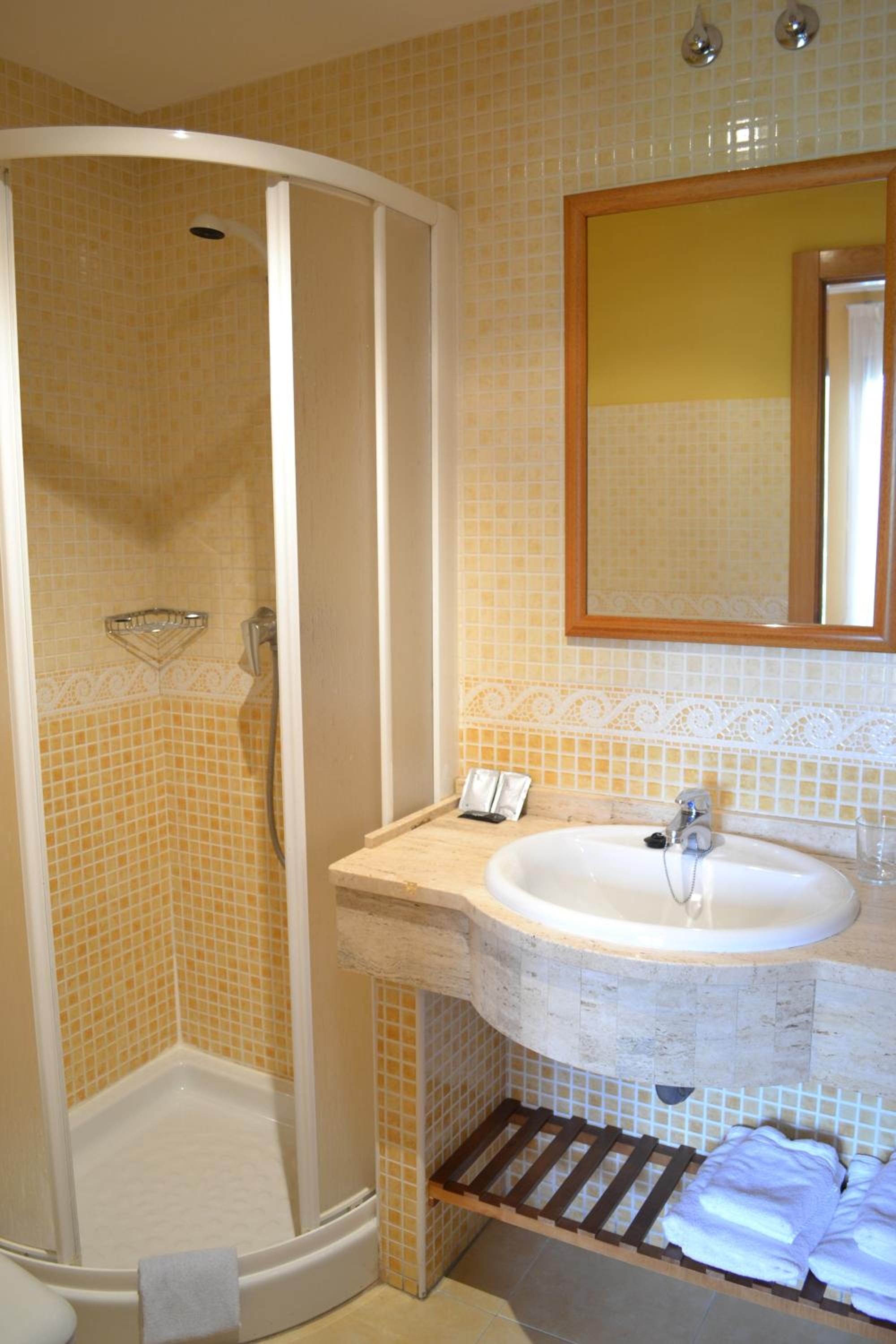 Double or Twin Room - Photo 8