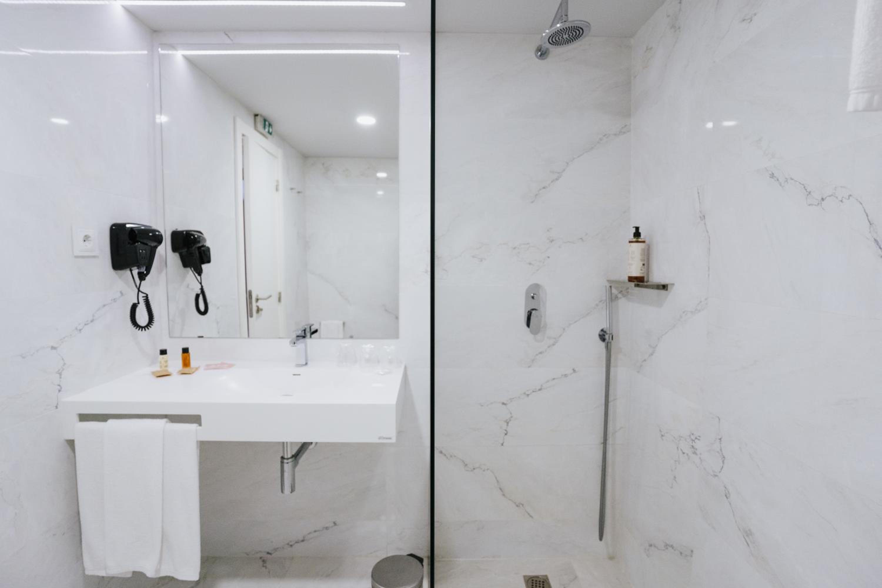 Standard Double or Twin Room - Photo 6