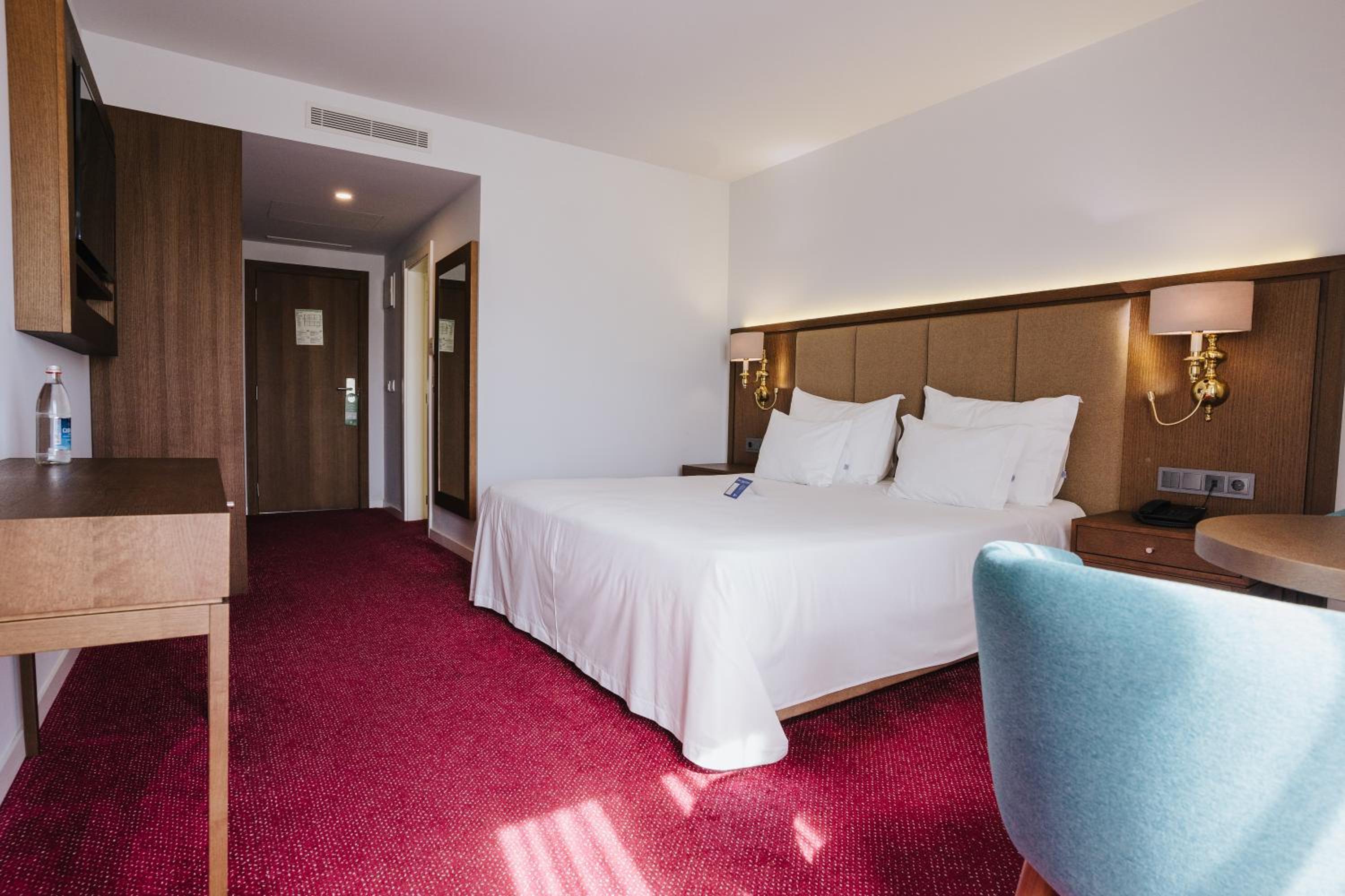 Standard Double or Twin Room - Photo 8