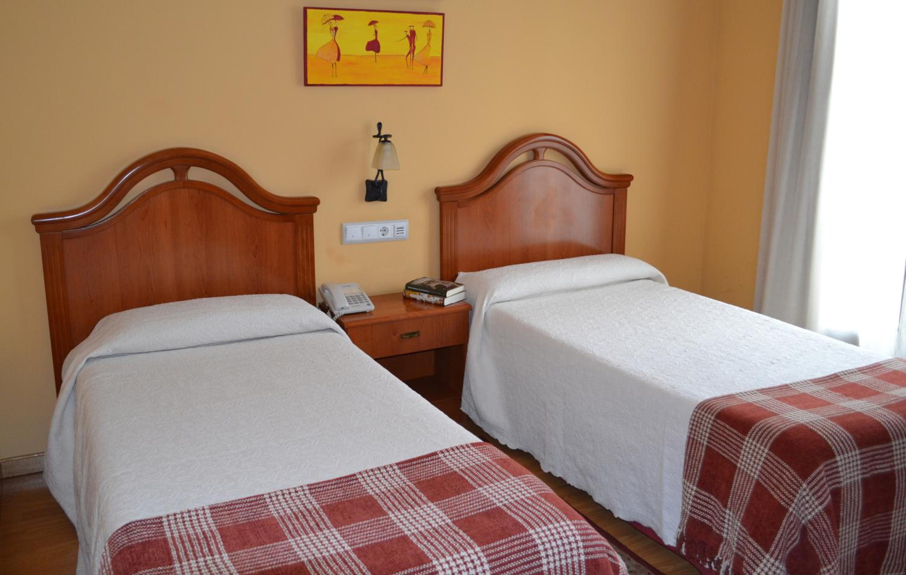 Double or Twin Room - Photo 4