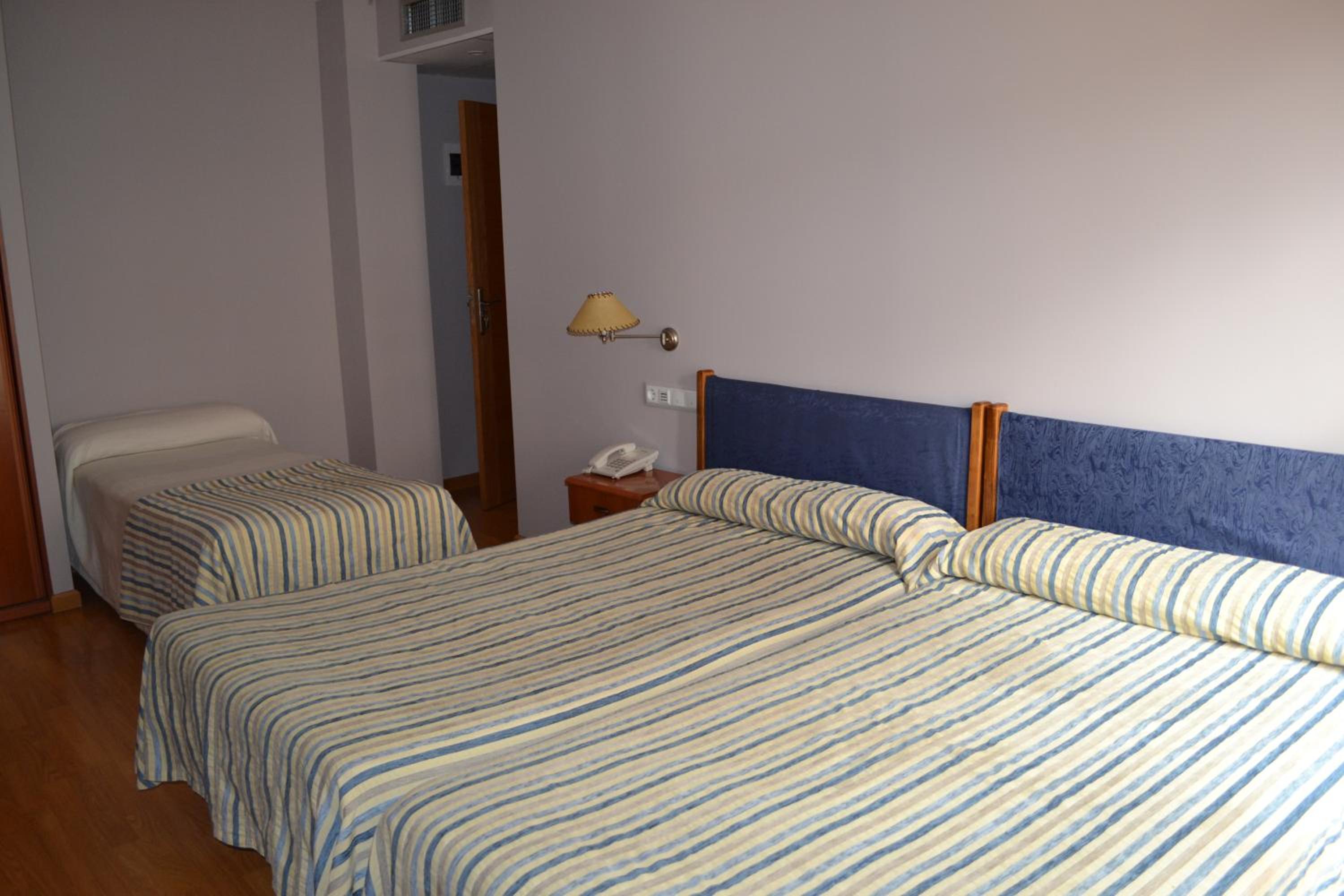 Triple Room with Balcony - Photo 4