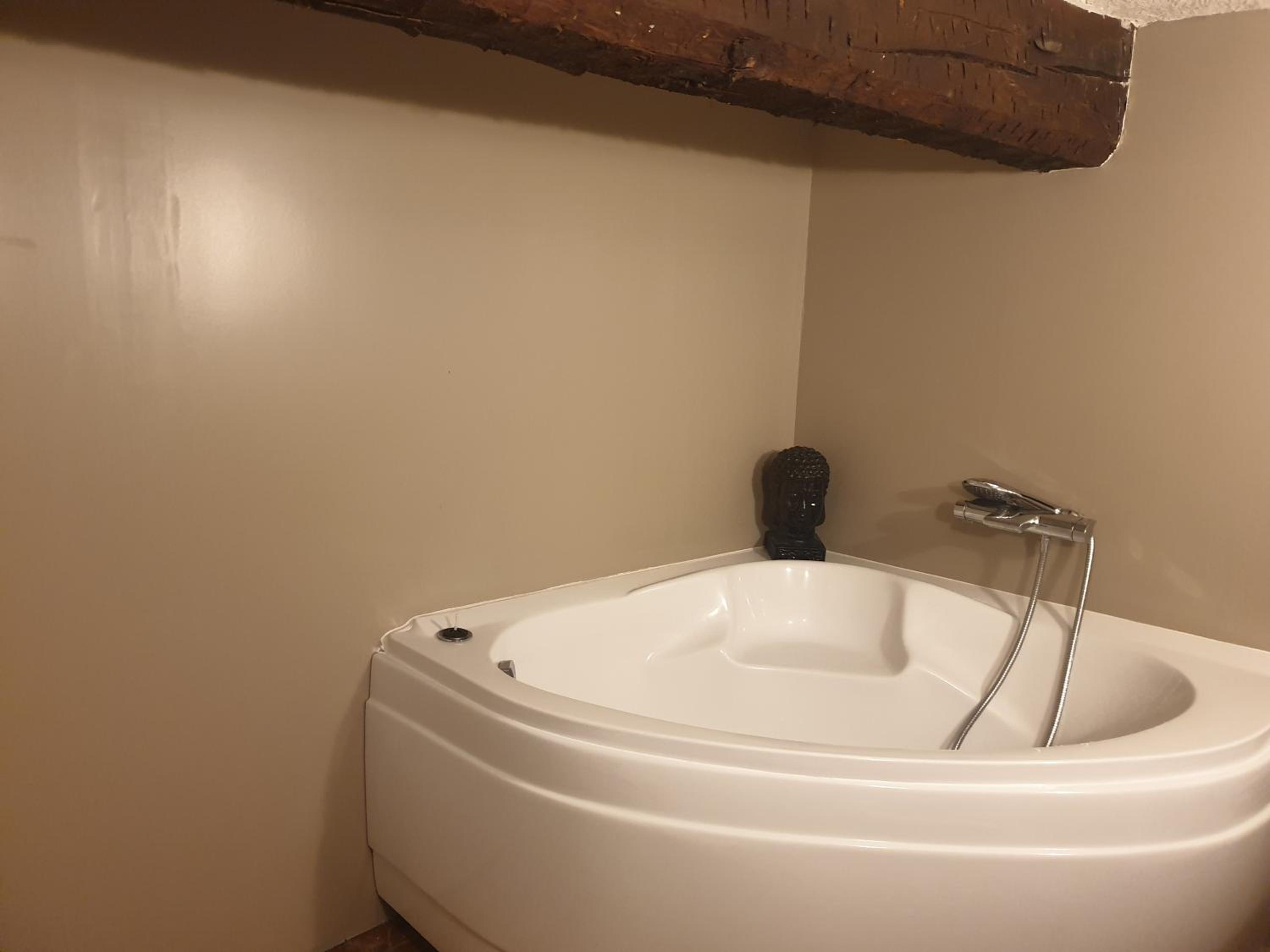 One-Bedroom Apartment - Photo 9