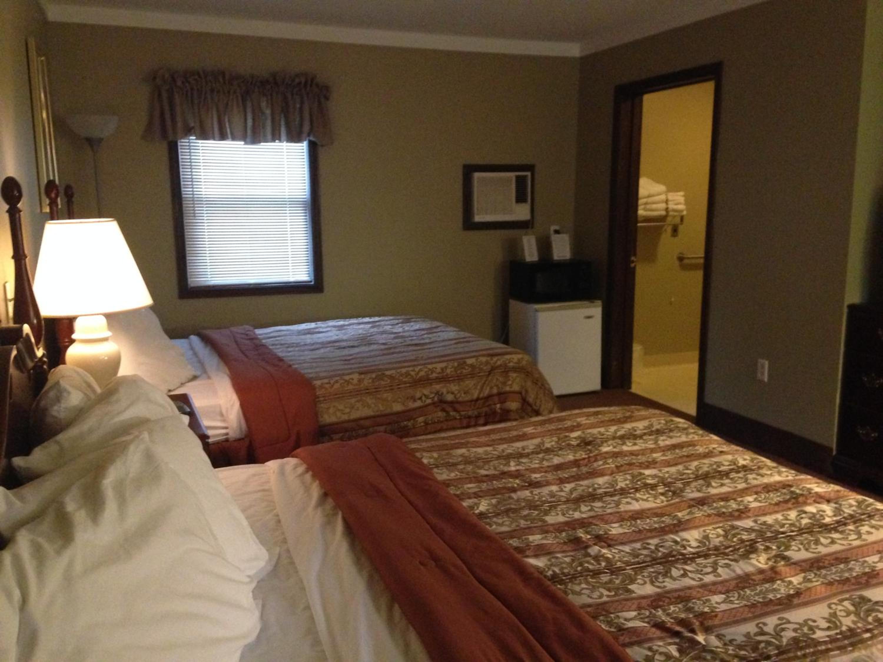 Queen Room with Two Queen Beds photo 3