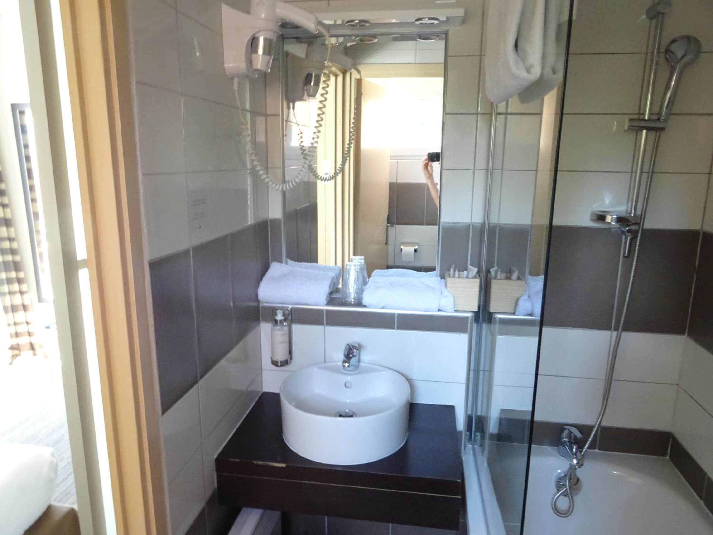 Double or Twin Room with Garden Access - Photo 2