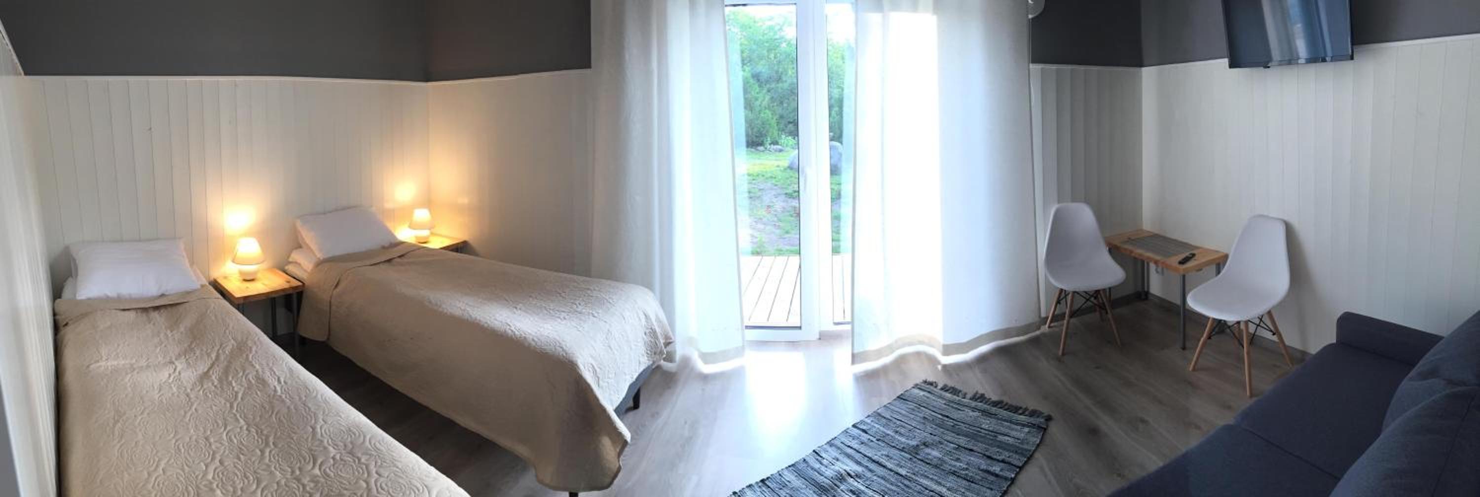 Six-Bedroom House photo 3