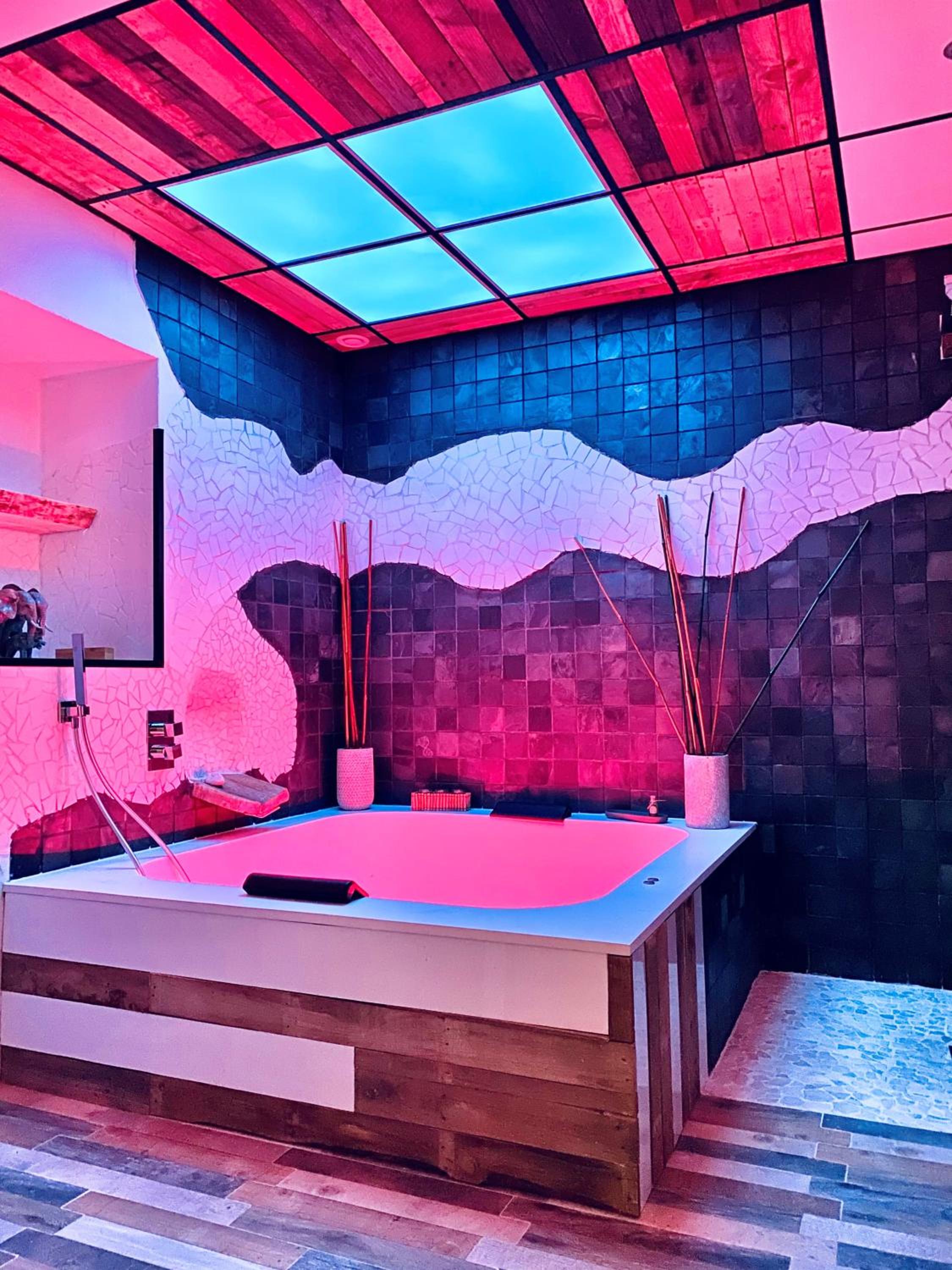 Suite - Photo 13