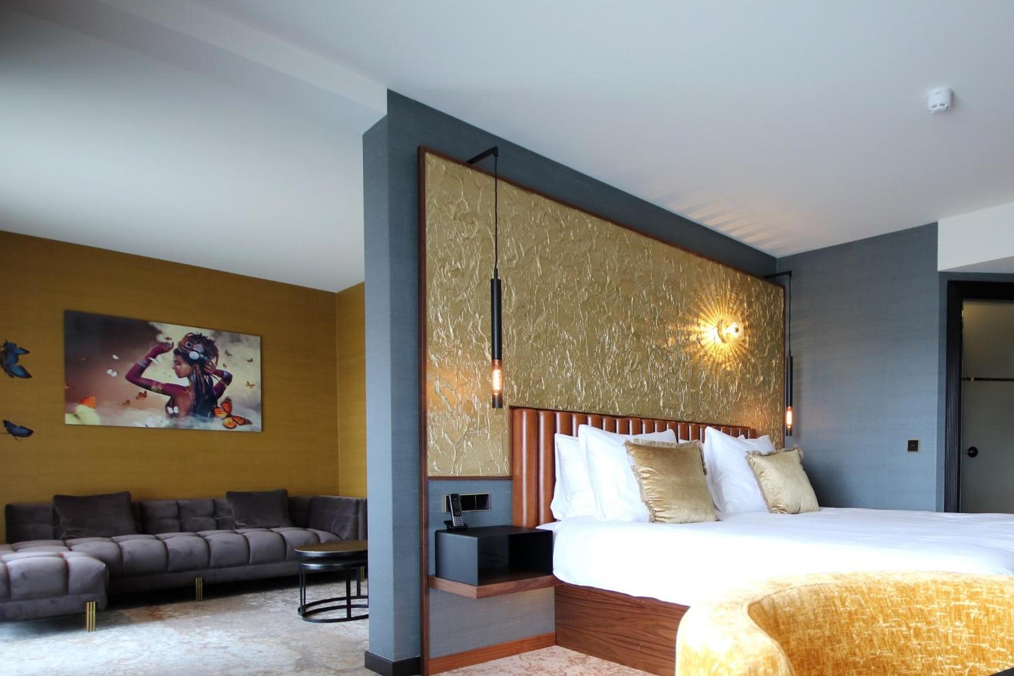 Dutch King Junior Suite with Balcony - Photo 14