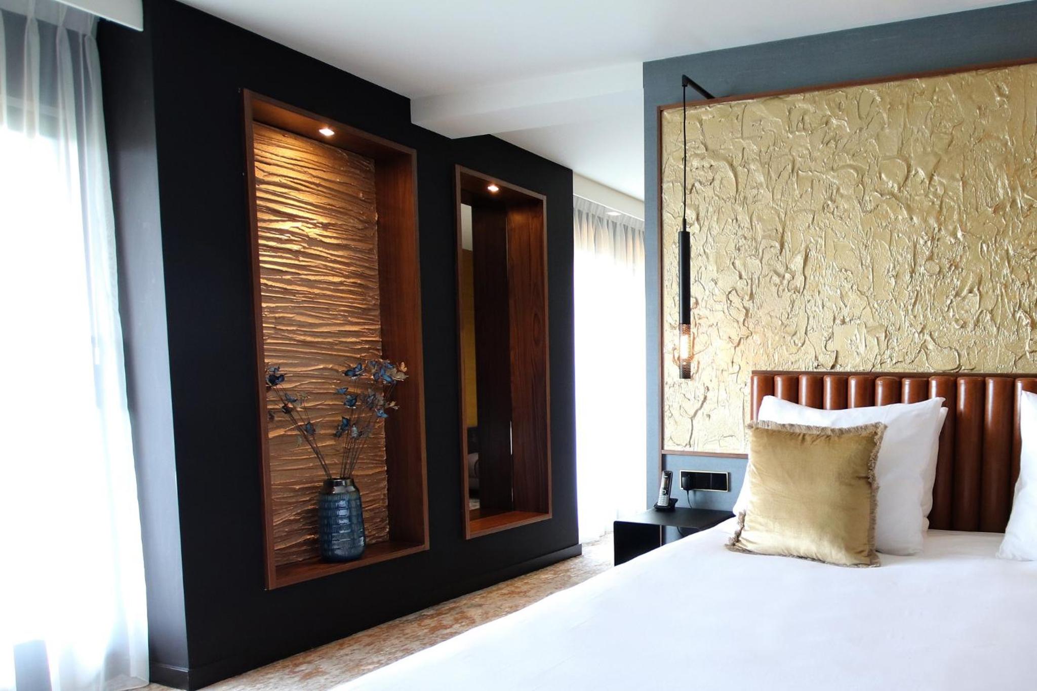 Dutch King Junior Suite with Balcony - Photo 2