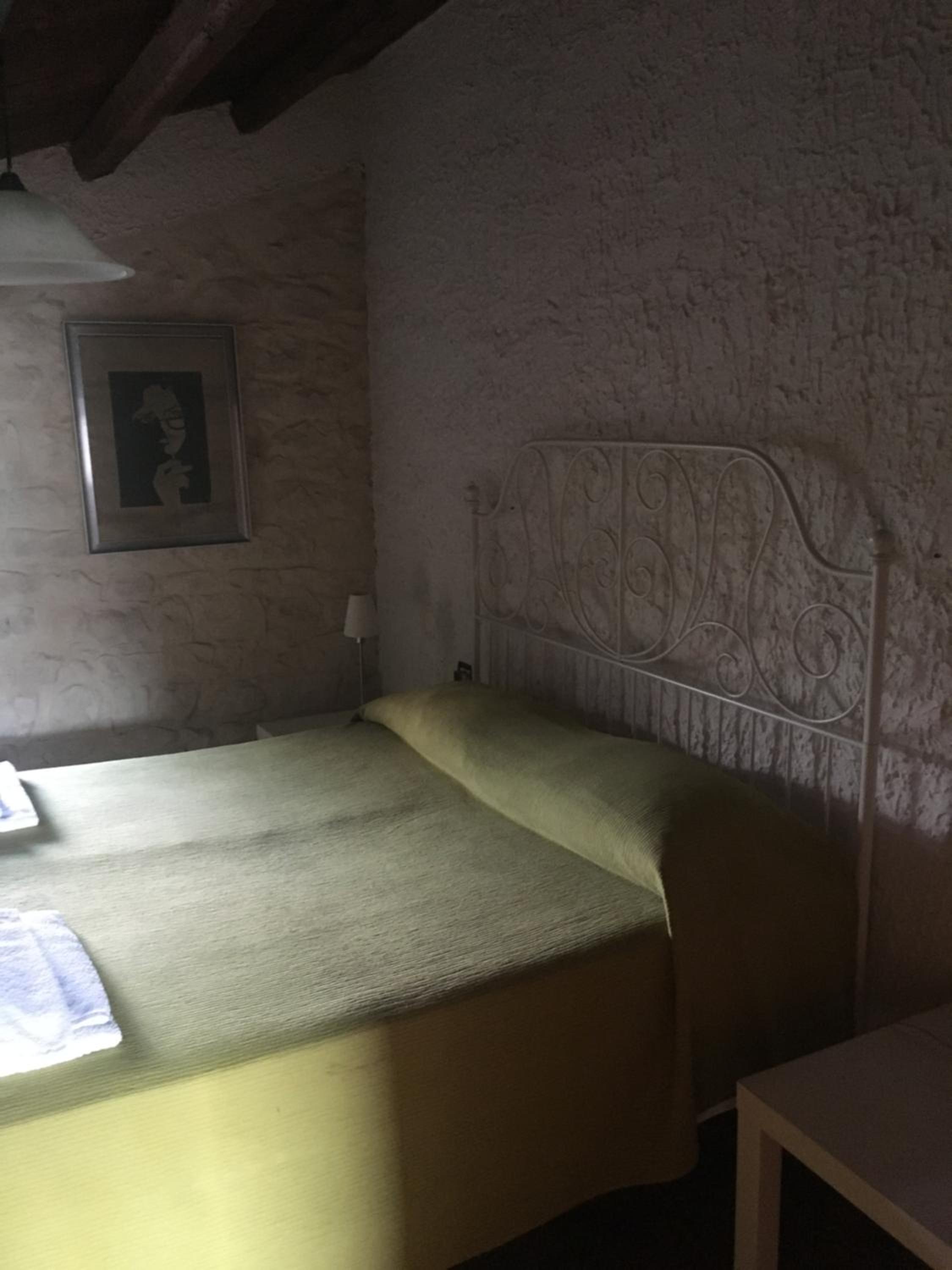 Standard Double Room - Photo 8