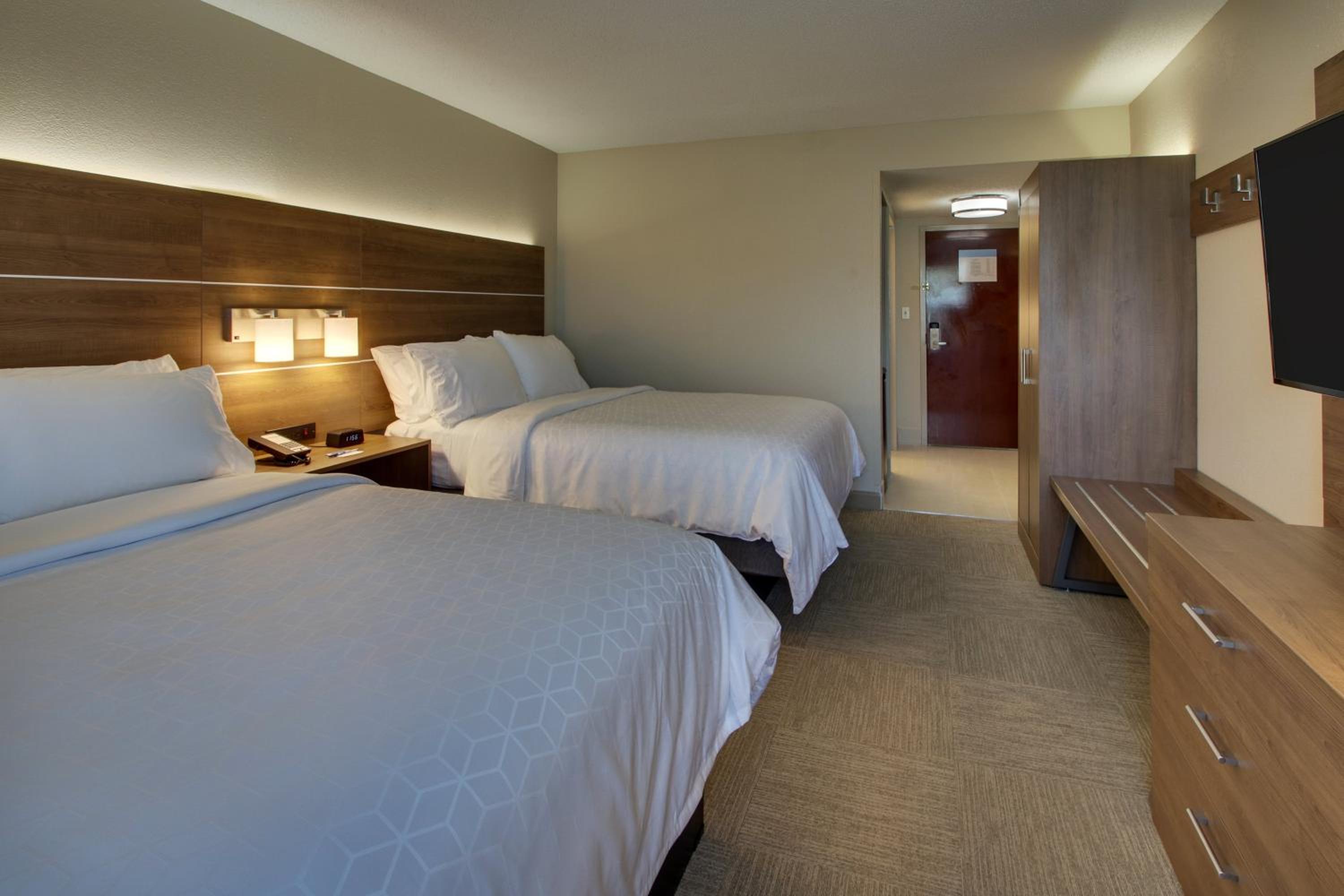 Standard Room with Two Queen Beds - Photo 4