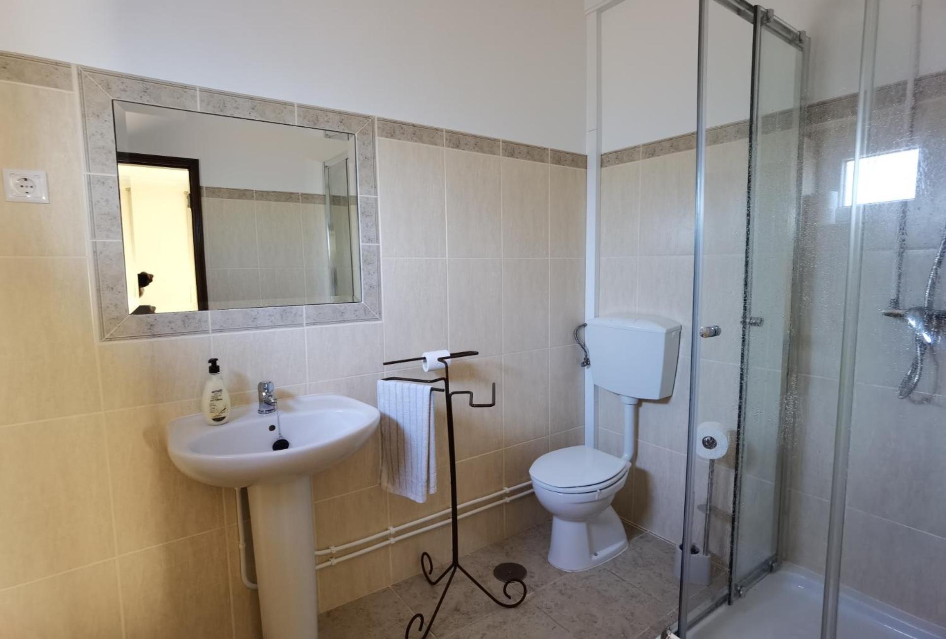 Quadruple Room with Private Bathroom photo 2