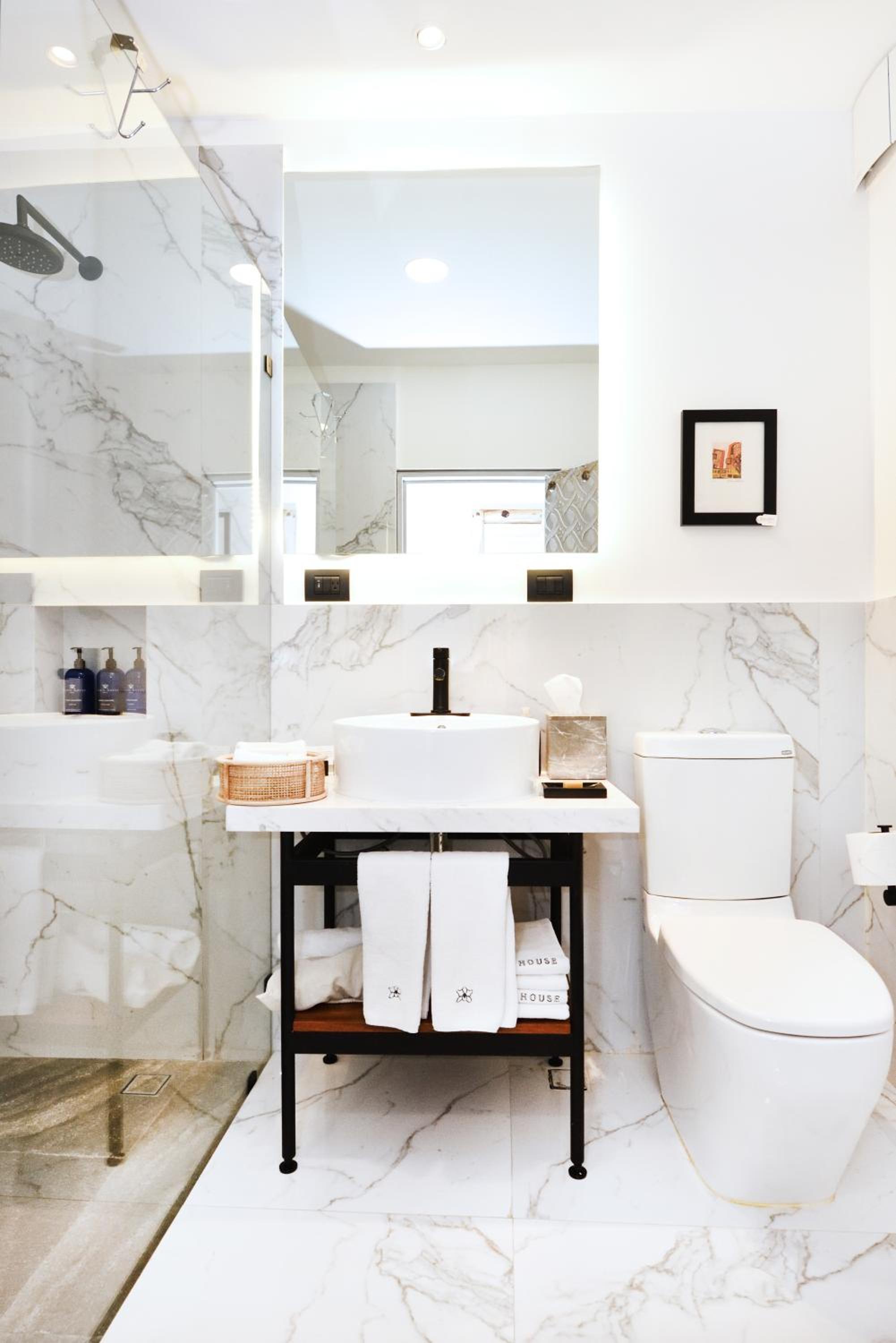 Standard Suite - Photo 33