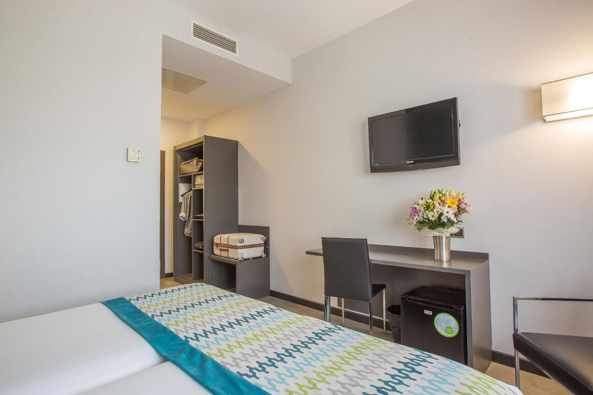 Double or Twin Room with parking included - Photo 3