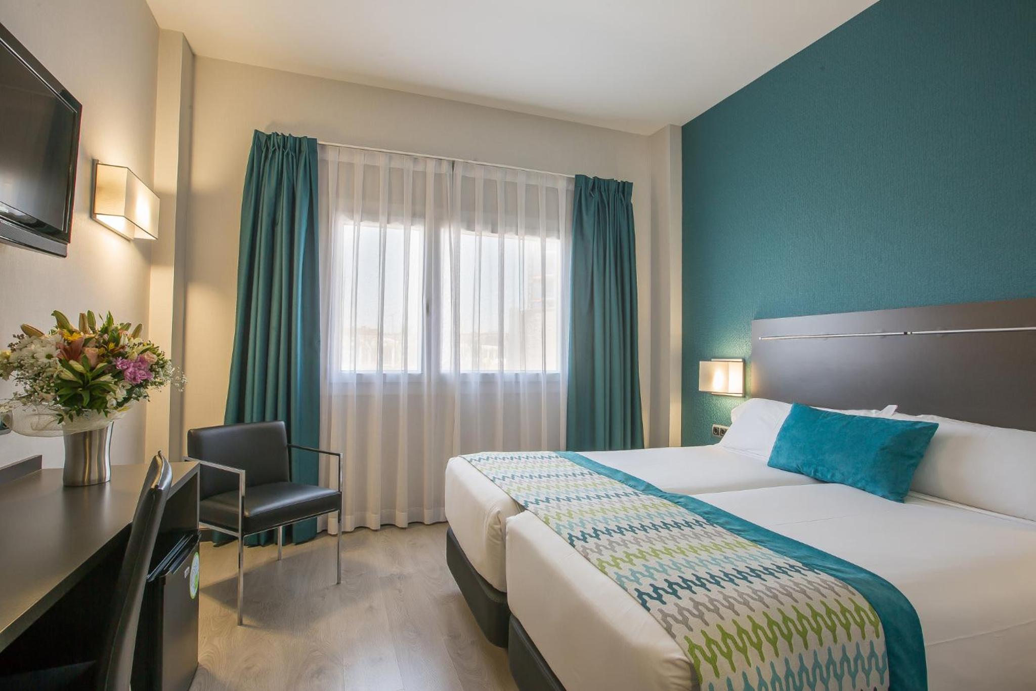 Double or Twin Room with parking included - Photo 5